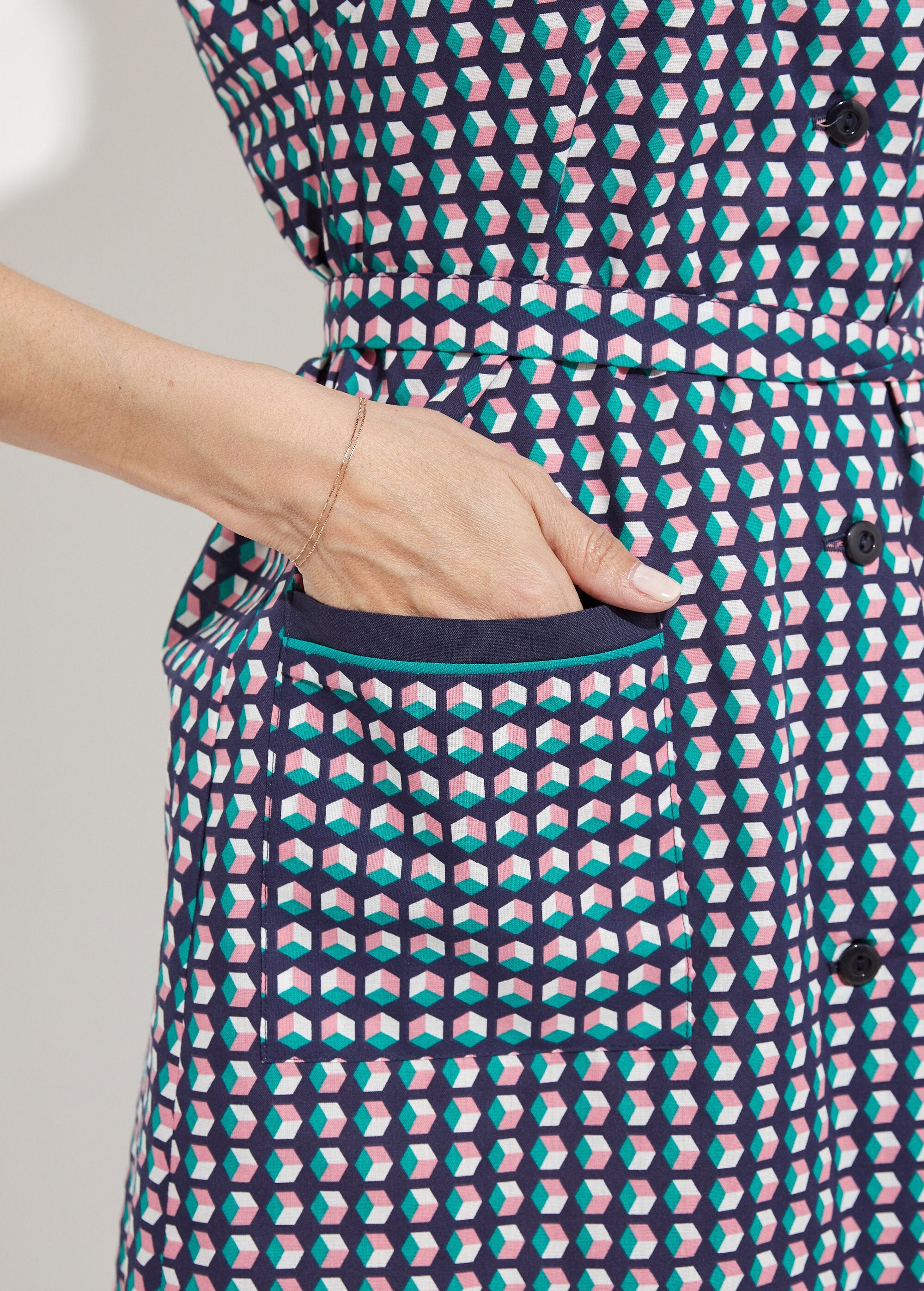 Mouwloos_knoopschort_met_grafische_print_Vert_DE2_slim