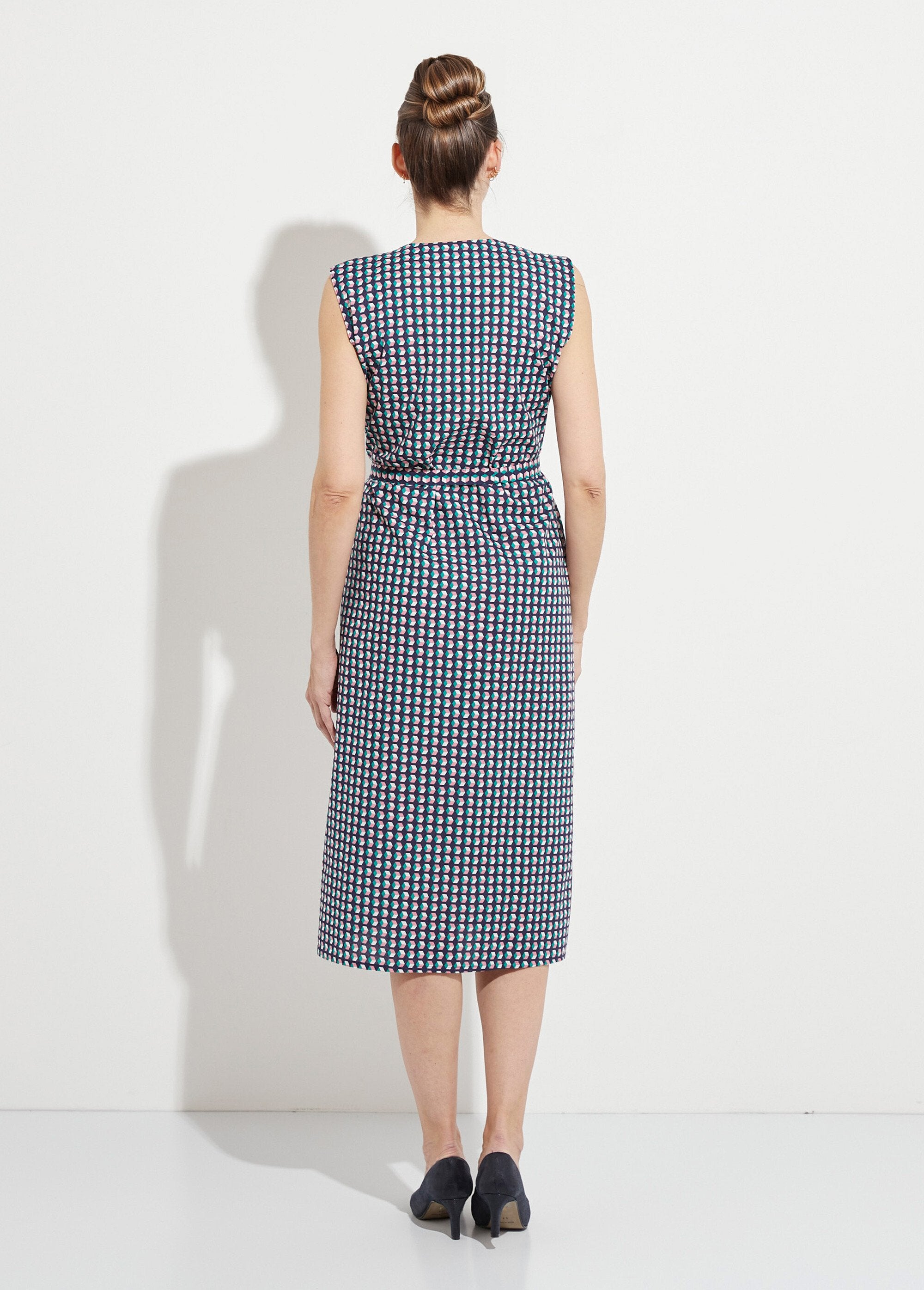 Mouwloos_knoopschort_met_grafische_print_Vert_DO1_slim