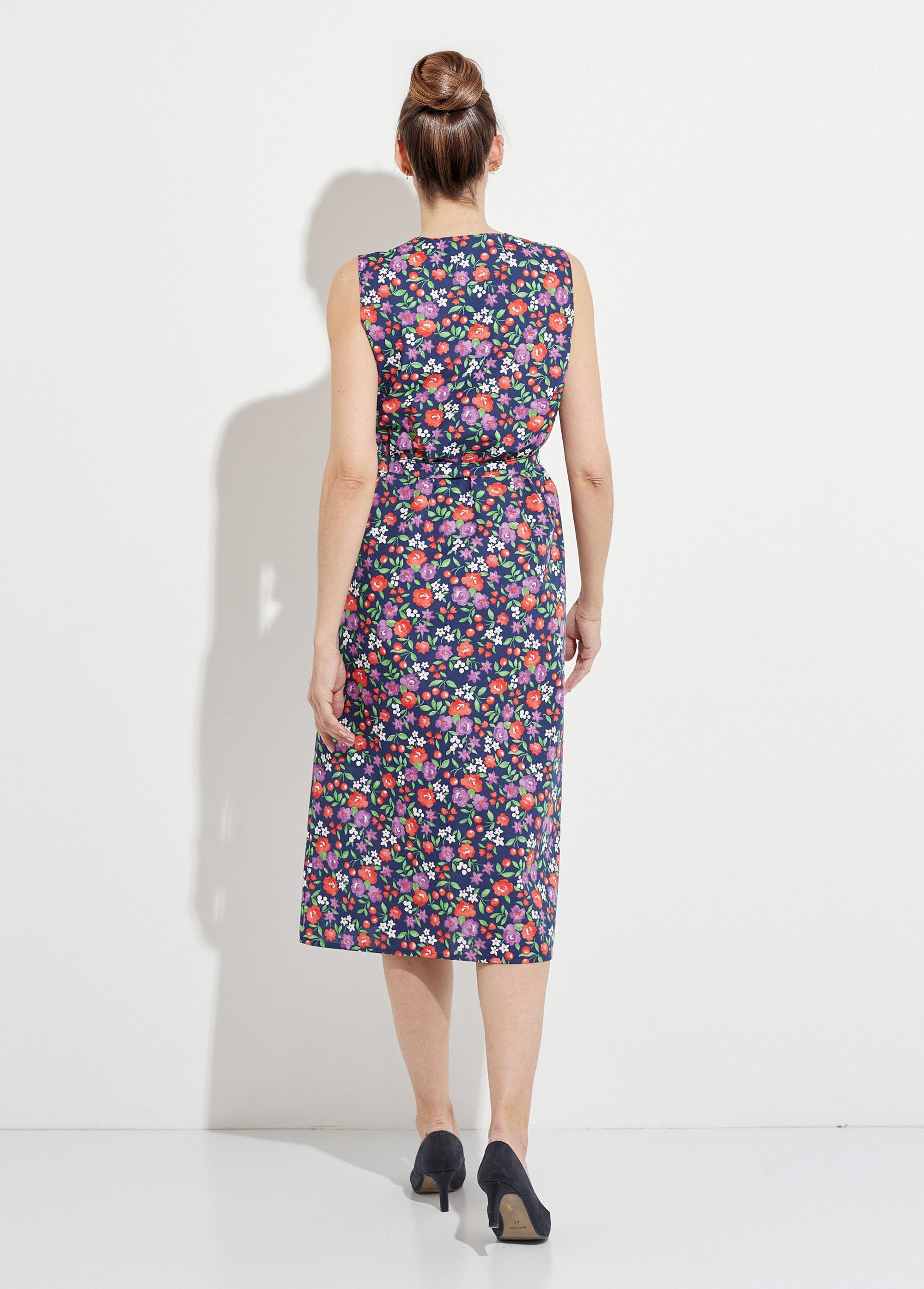 Mouwloos_schort_met_bloemenprint_en_knoopsluiting_Marine_DO1_slim