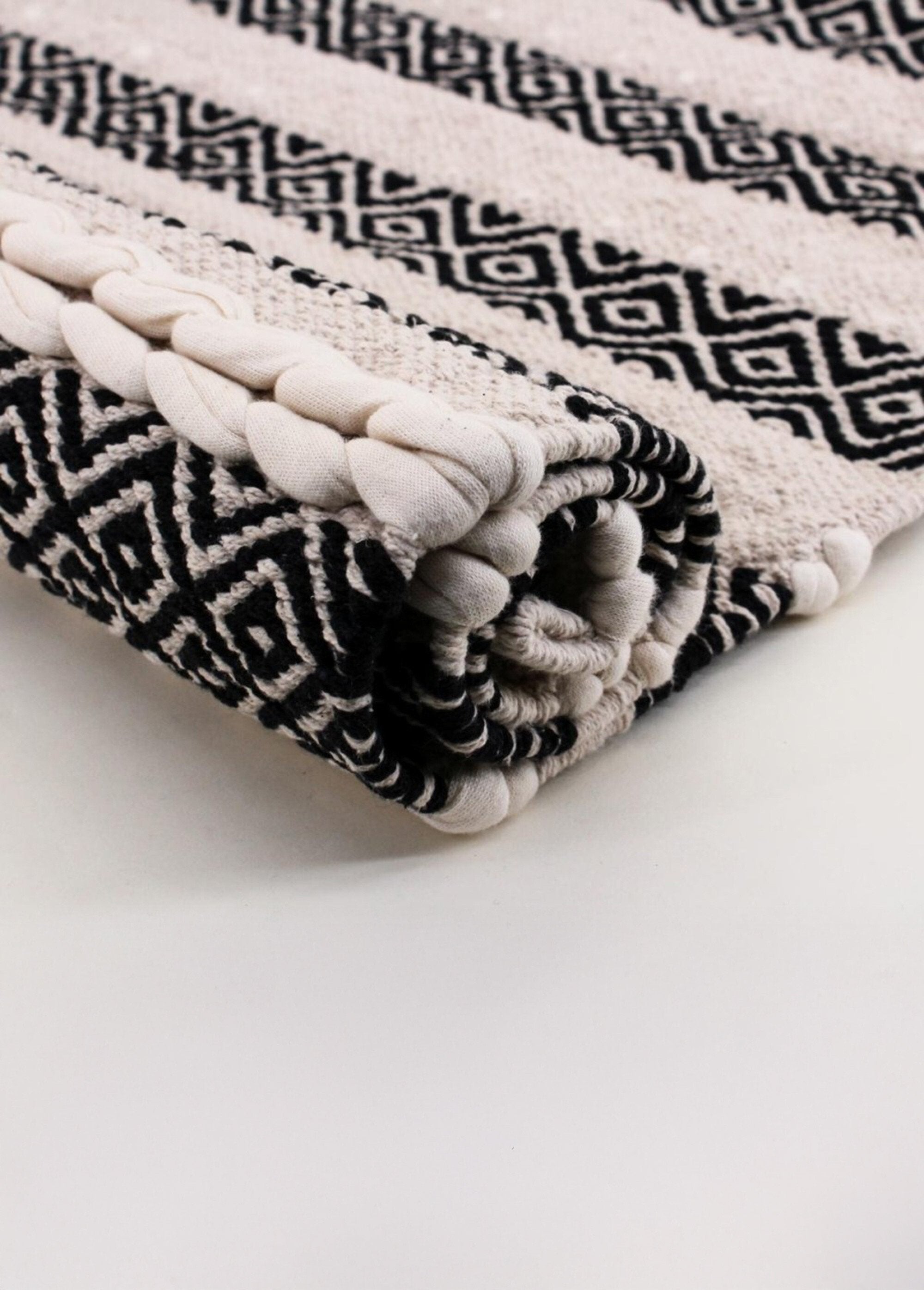 Tapis_lirette_ethnique_rayé,_110x60cm_Blanc_noir_DE1_slim
