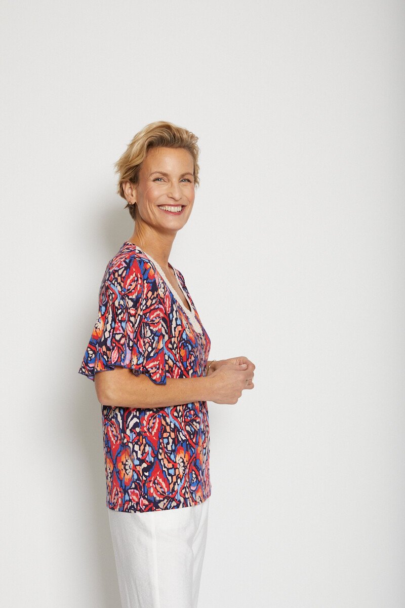 Losjes_vallend_T-shirt_met_macramé-afwerking_Bleu_et_rouge_DR1_slim