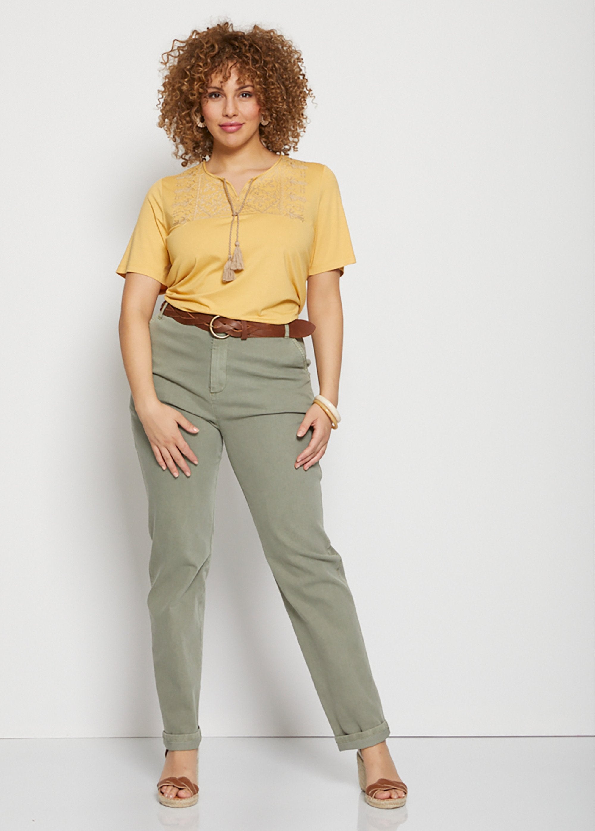 Recht_T-shirt_met_borduursel_en_pomponband_Jaune_SF1_curvy