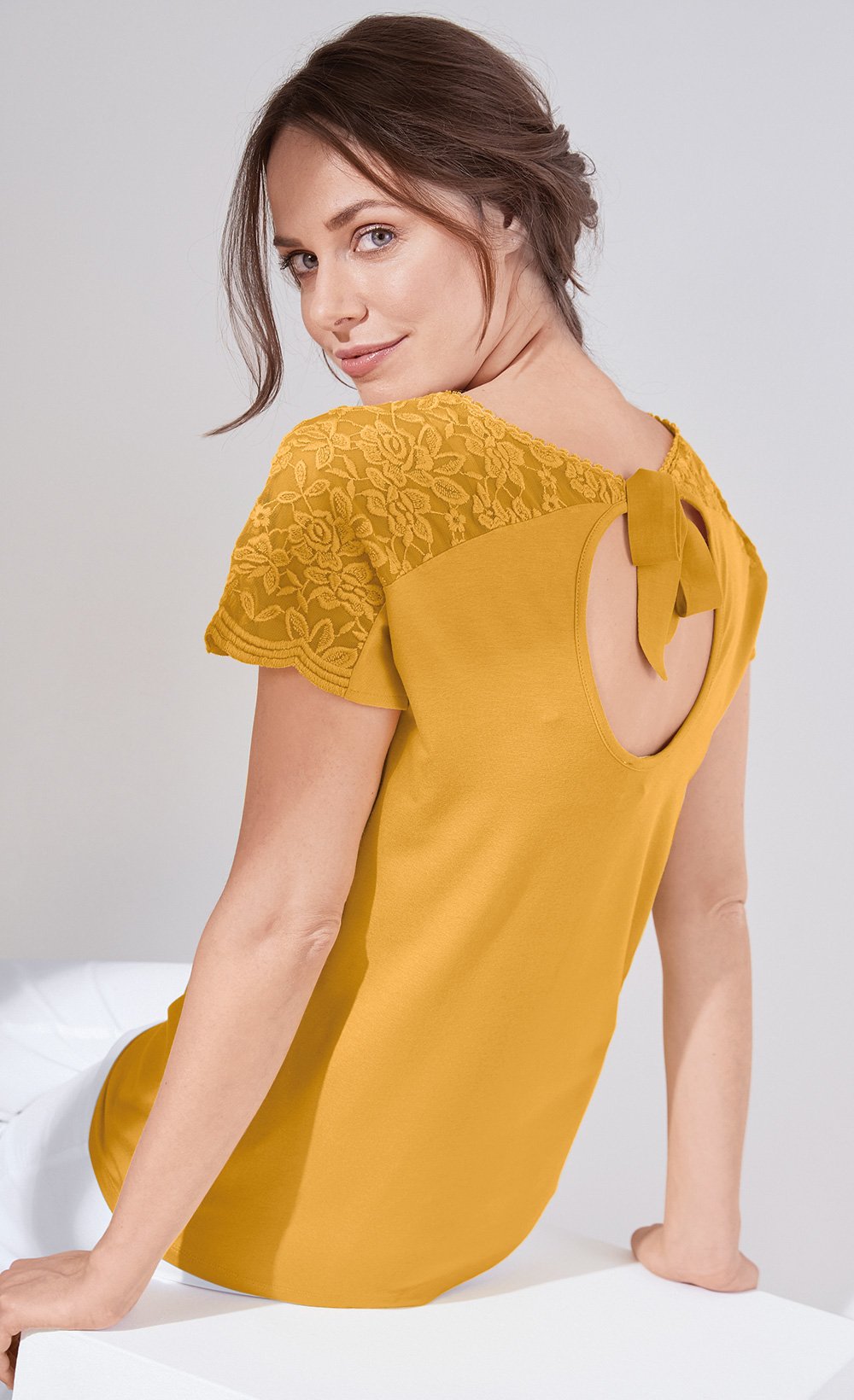 T-shirt_met_V-hals_en_strik_van_kant_en_lint_Miel_DO1_slim