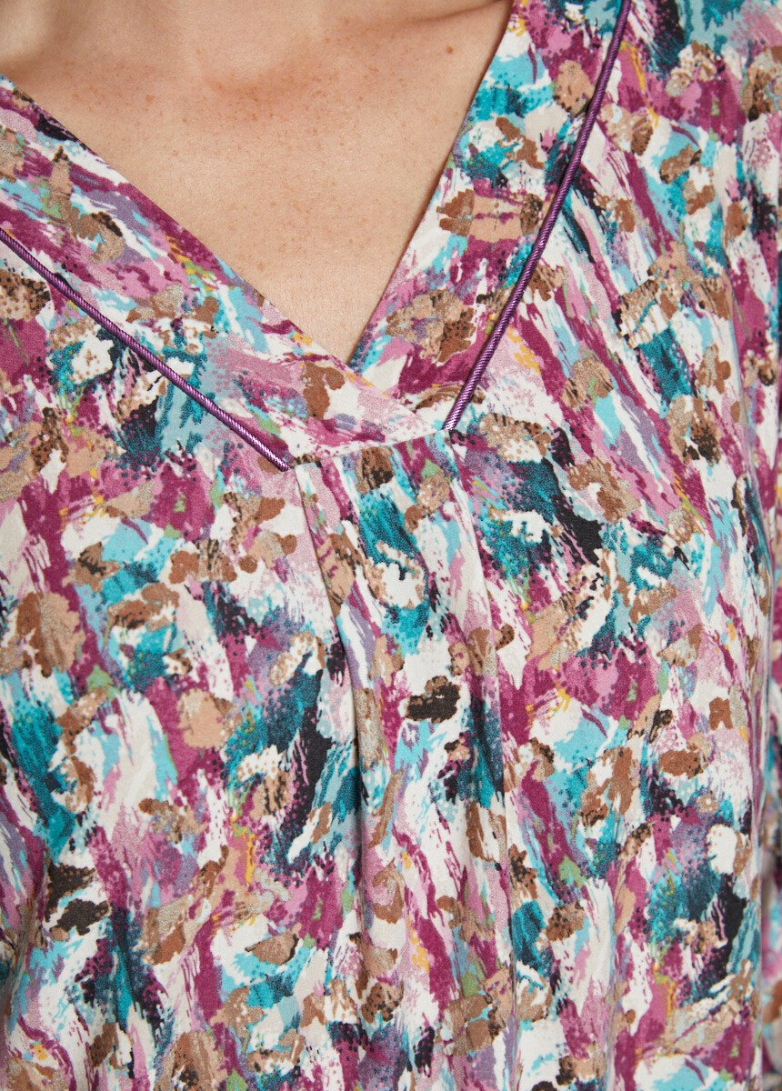 Bedrukt_T-shirt_met_V-hals,_3/4_mouwen_Cassis_et_emeraude_DE2_slim