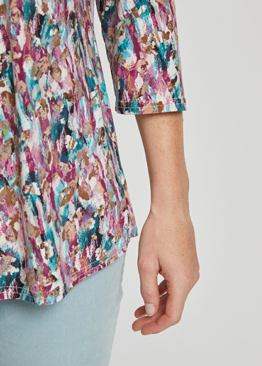 Bedrukt_T-shirt_met_V-hals,_3/4_mouwen_Cassis_et_emeraude_DE3_slim