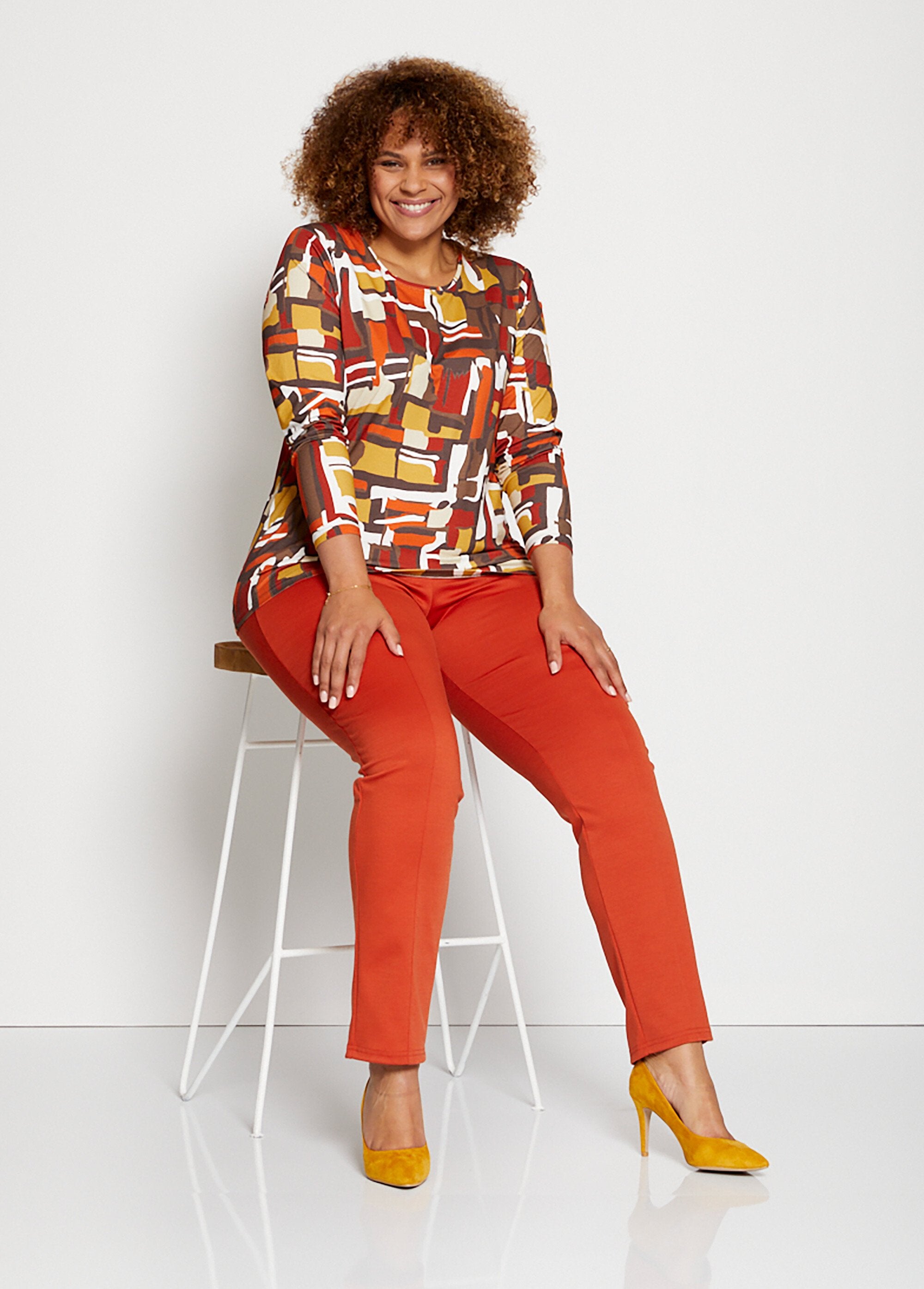 Geometrisch_gebreid_T-shirt_met_print_Bruin_en_honing_SF1_curvy