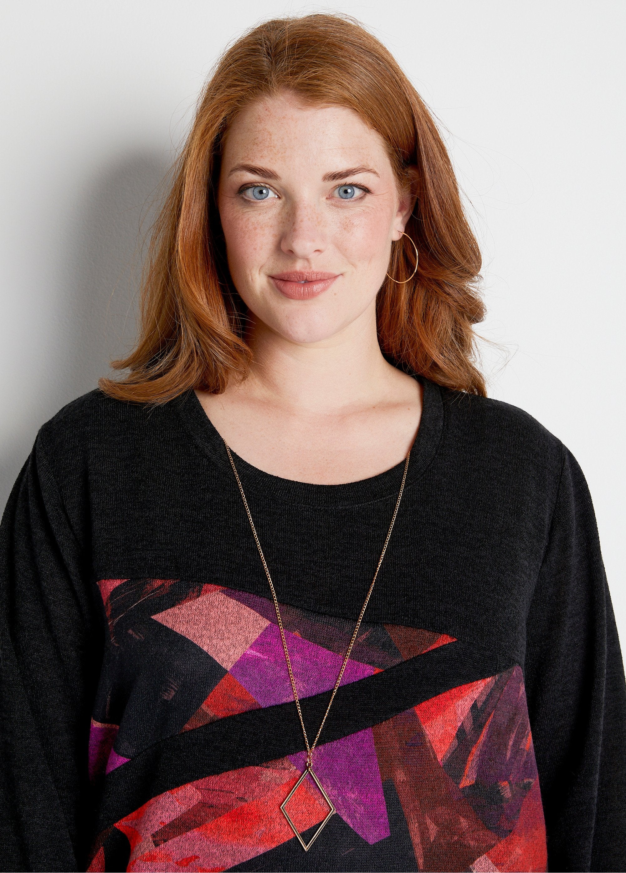 Lang_T-shirt_met_asymmetrische_panelen_Zwarte_en_zwarte_bessen_DE1_curvy