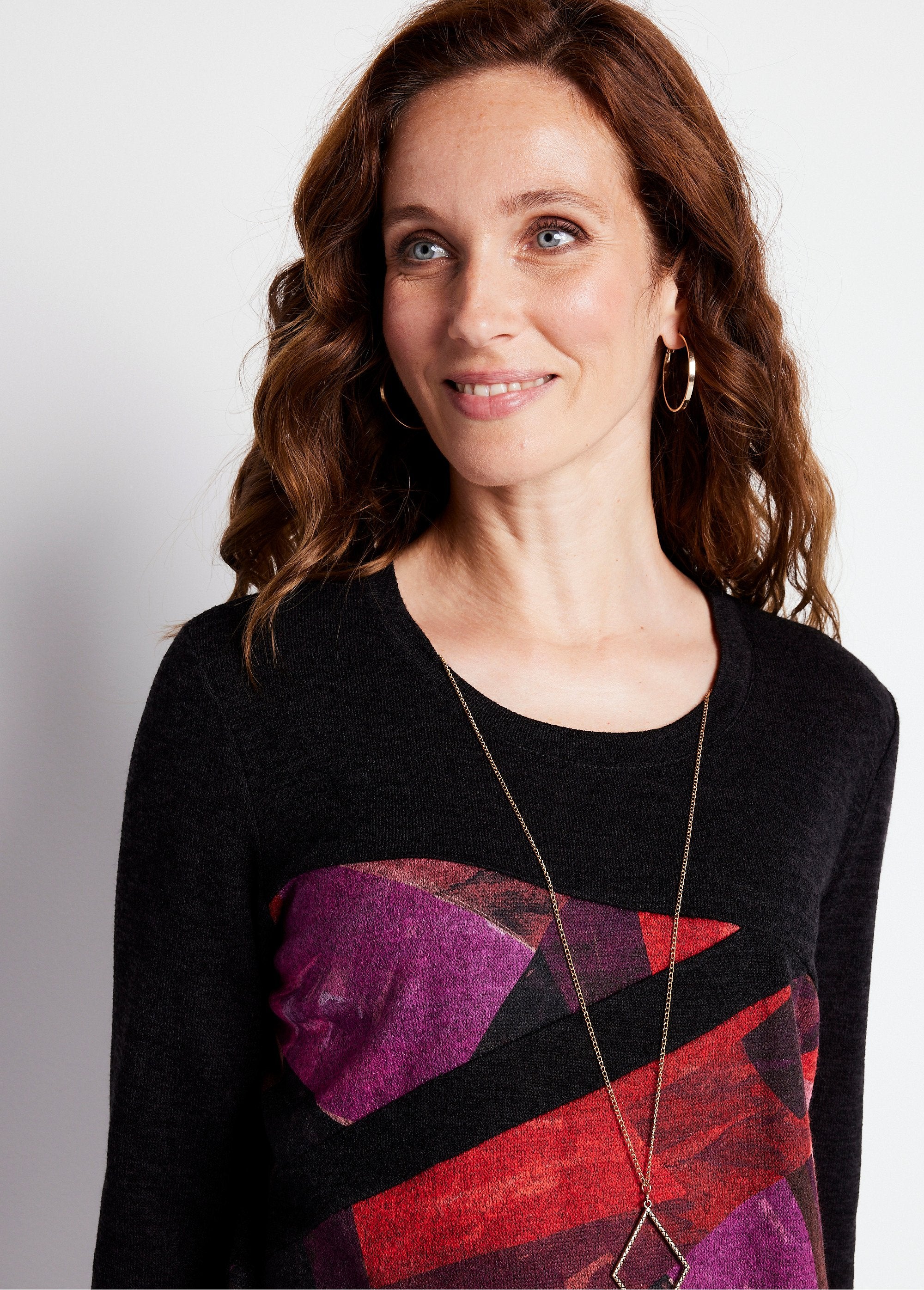 Lang_T-shirt_met_asymmetrische_panelen_Zwarte_en_zwarte_bessen_DE1_slim