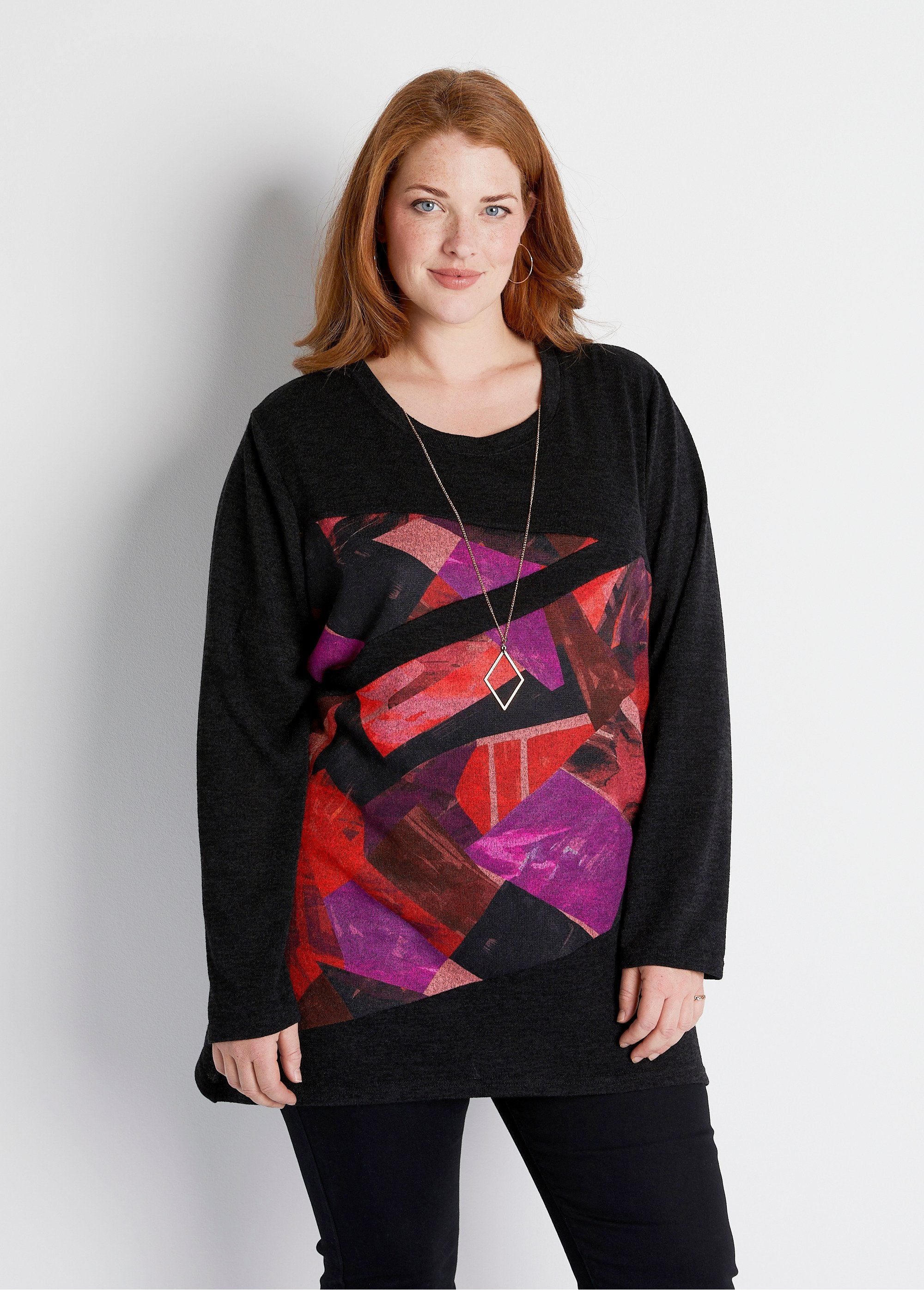 Lang_T-shirt_met_asymmetrische_panelen_Zwarte_en_zwarte_bessen_FA1_curvy