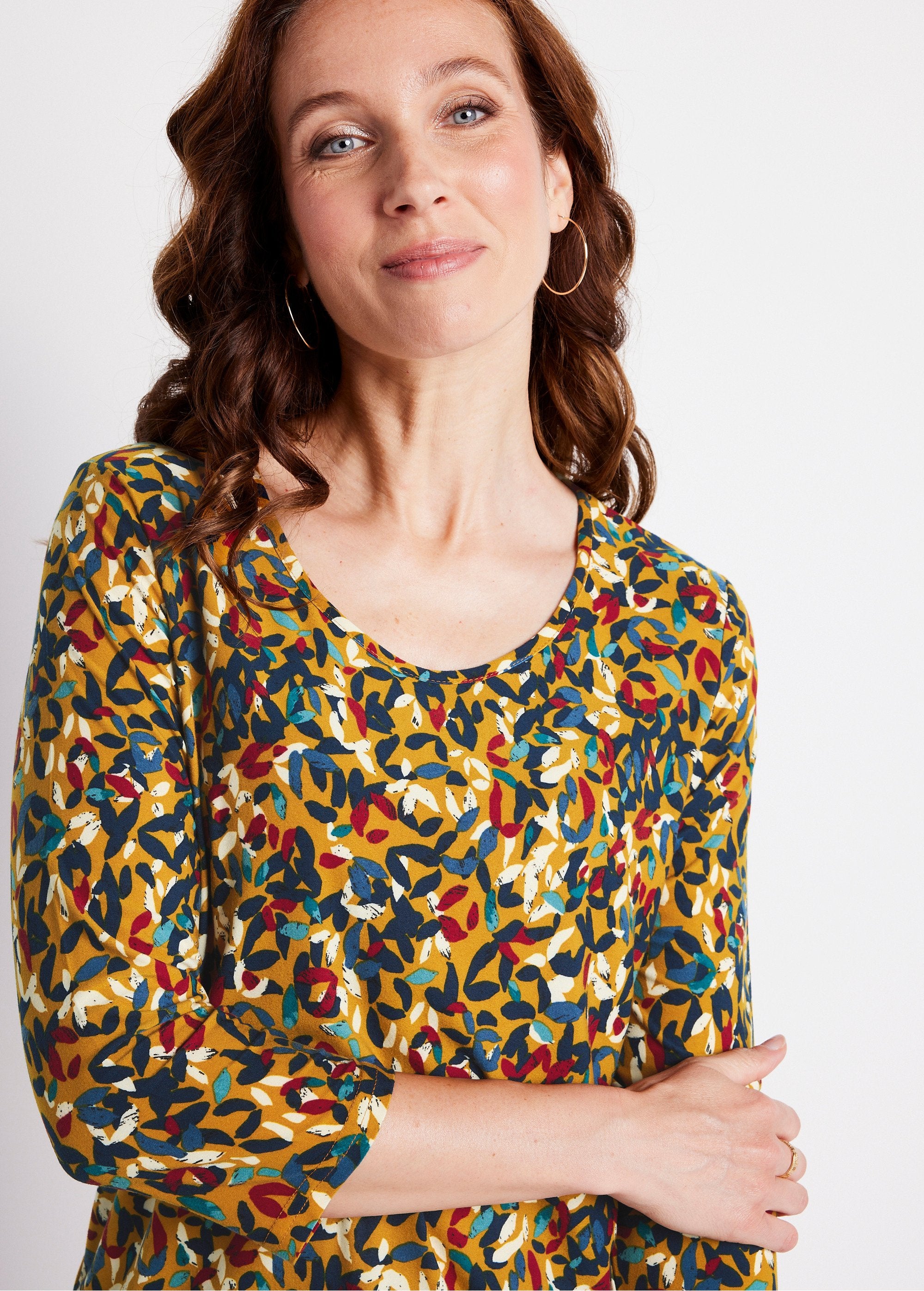 Kort_T-shirt,_ronde_hals,_3/4_mouwen,_bedrukt_Honing_achtergrond_DE1_slim