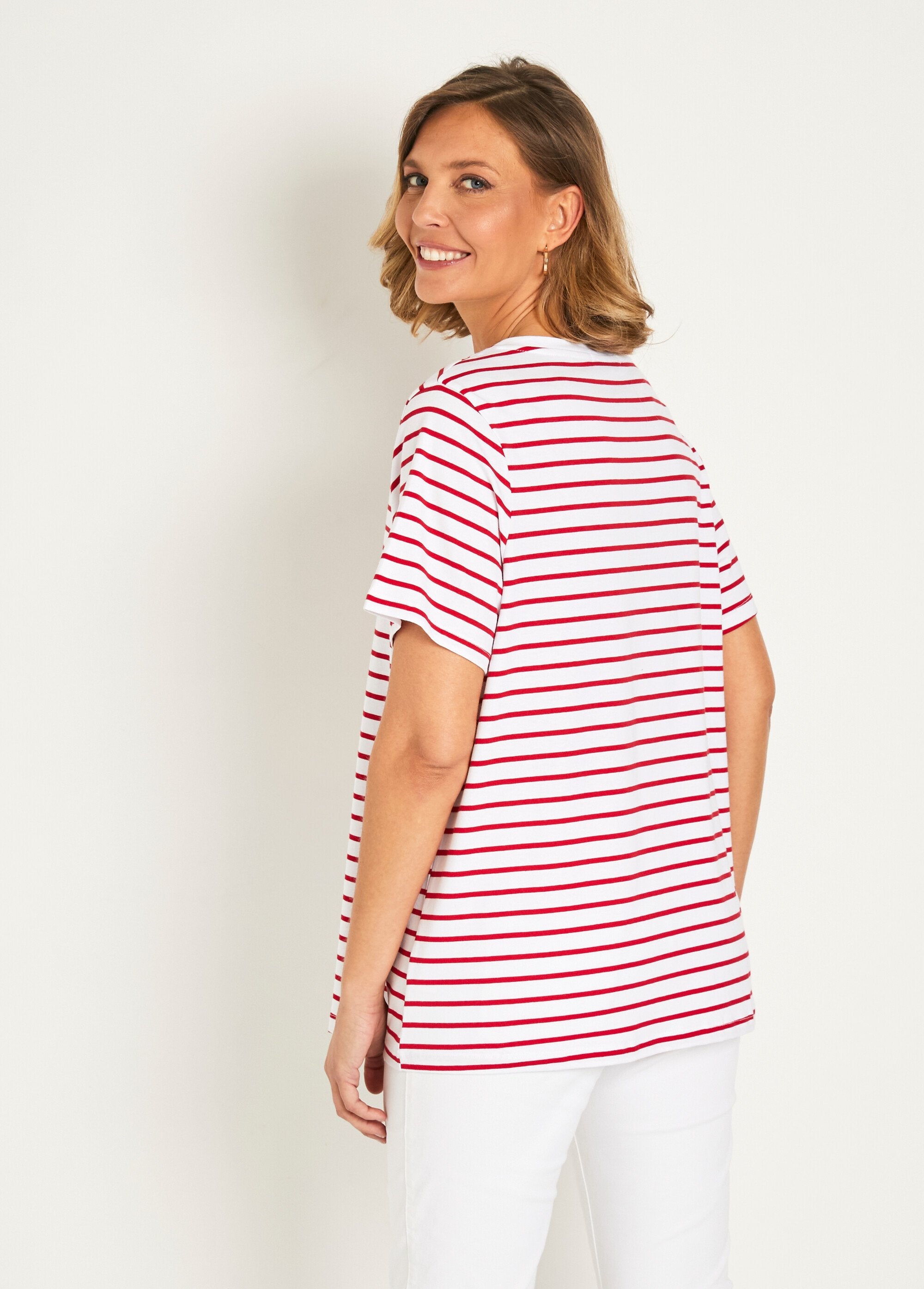 Gestreept_T-shirt_met_V-hals_en_geborduurd_hartje_Raye_rouge_DO1_slim