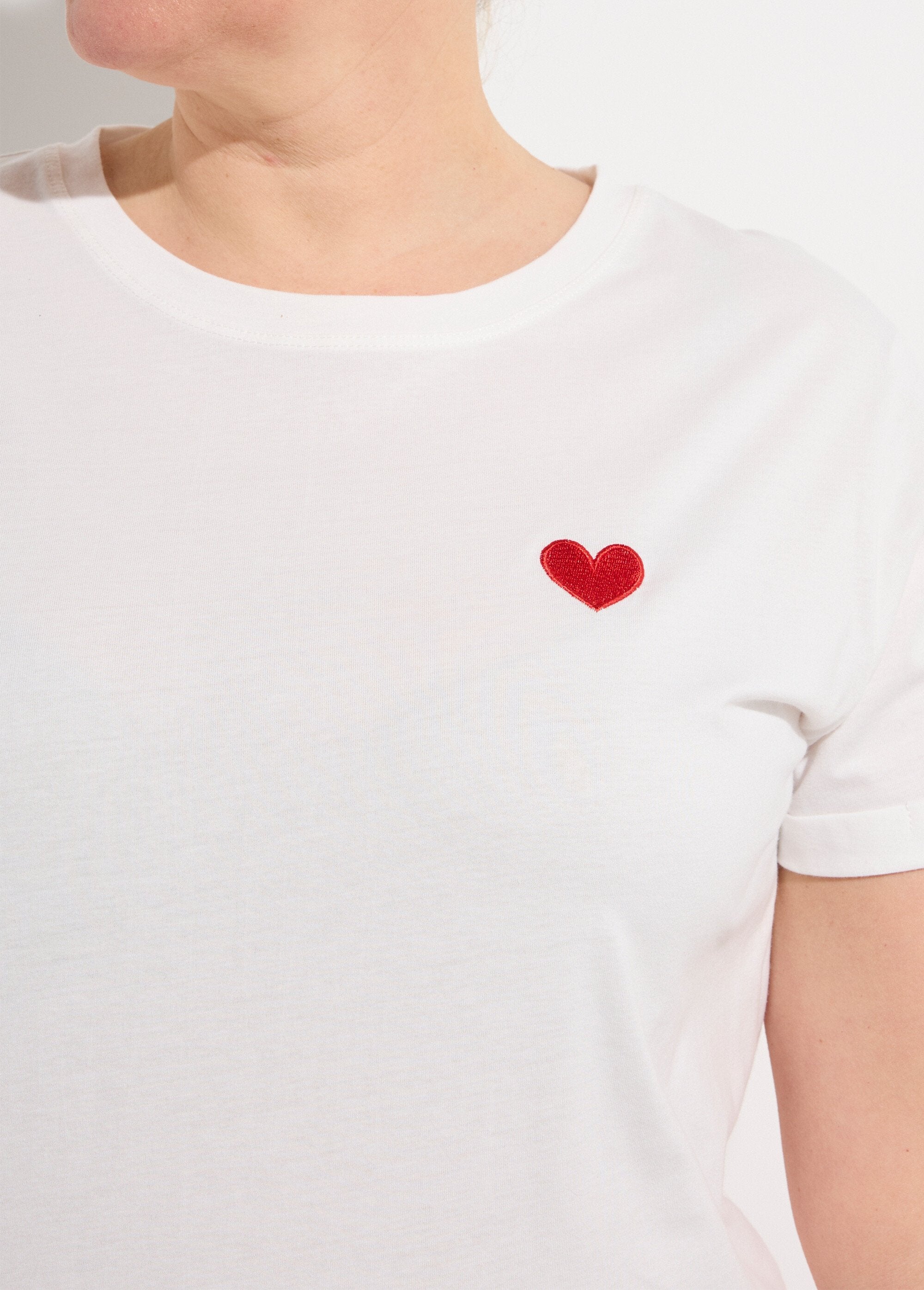 T-shirt_col_rond_avec_broderie_coeur_Blanc_et_rouge_DE1_curvy