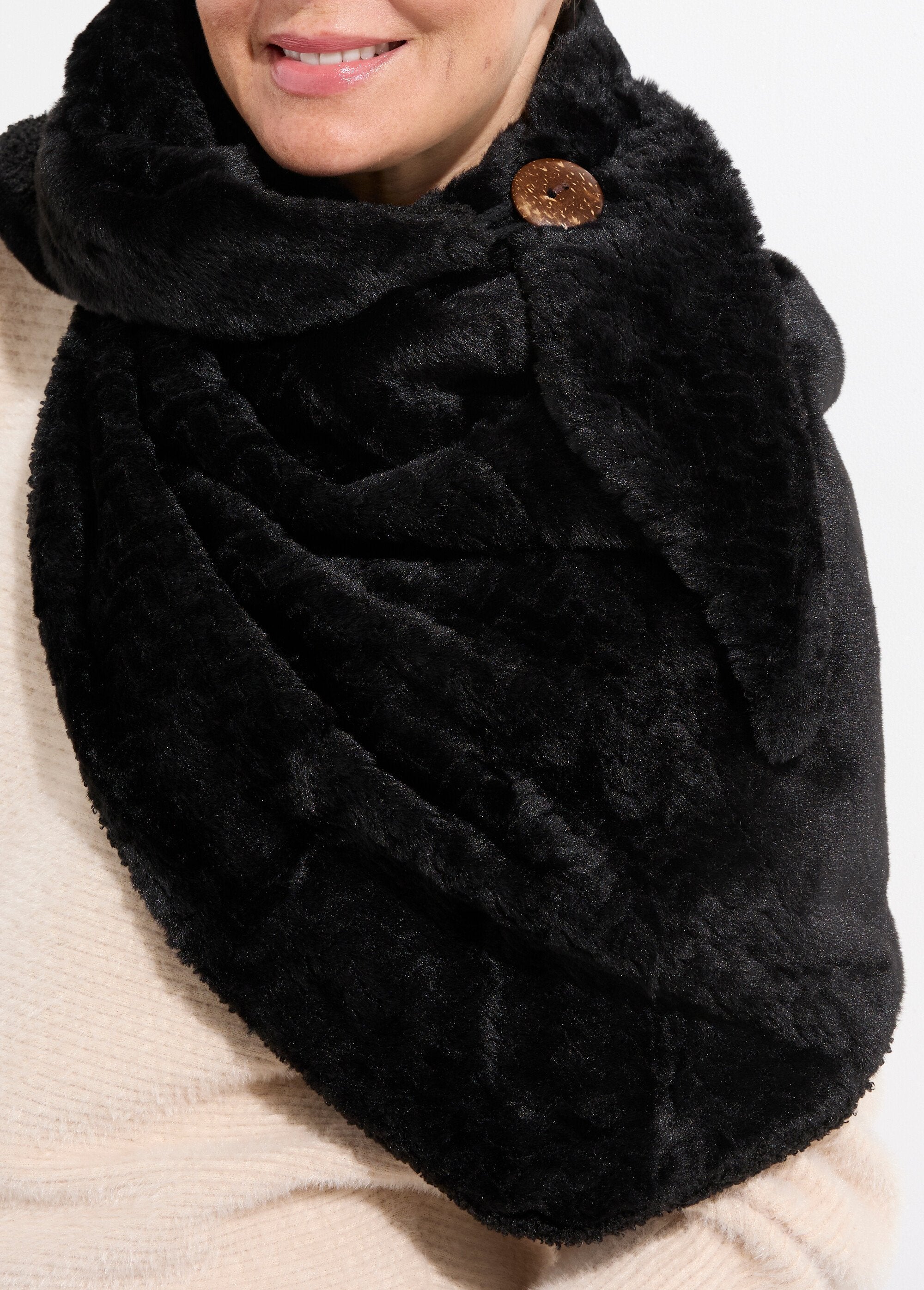 Knoop_choker_van_imitatiebont_Noir_DE1_slim