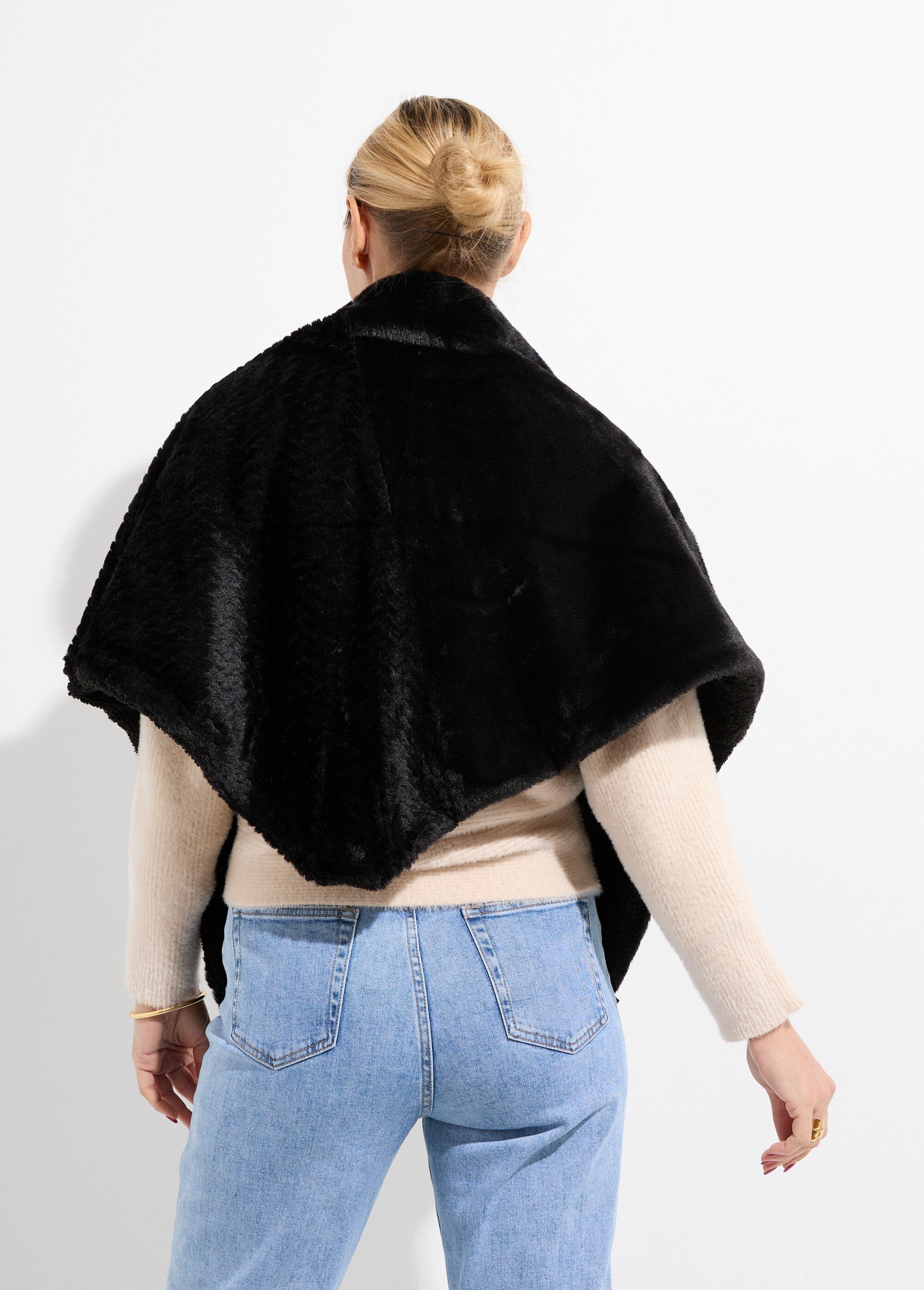 Knoop_choker_van_imitatiebont_Noir_DO1_slim