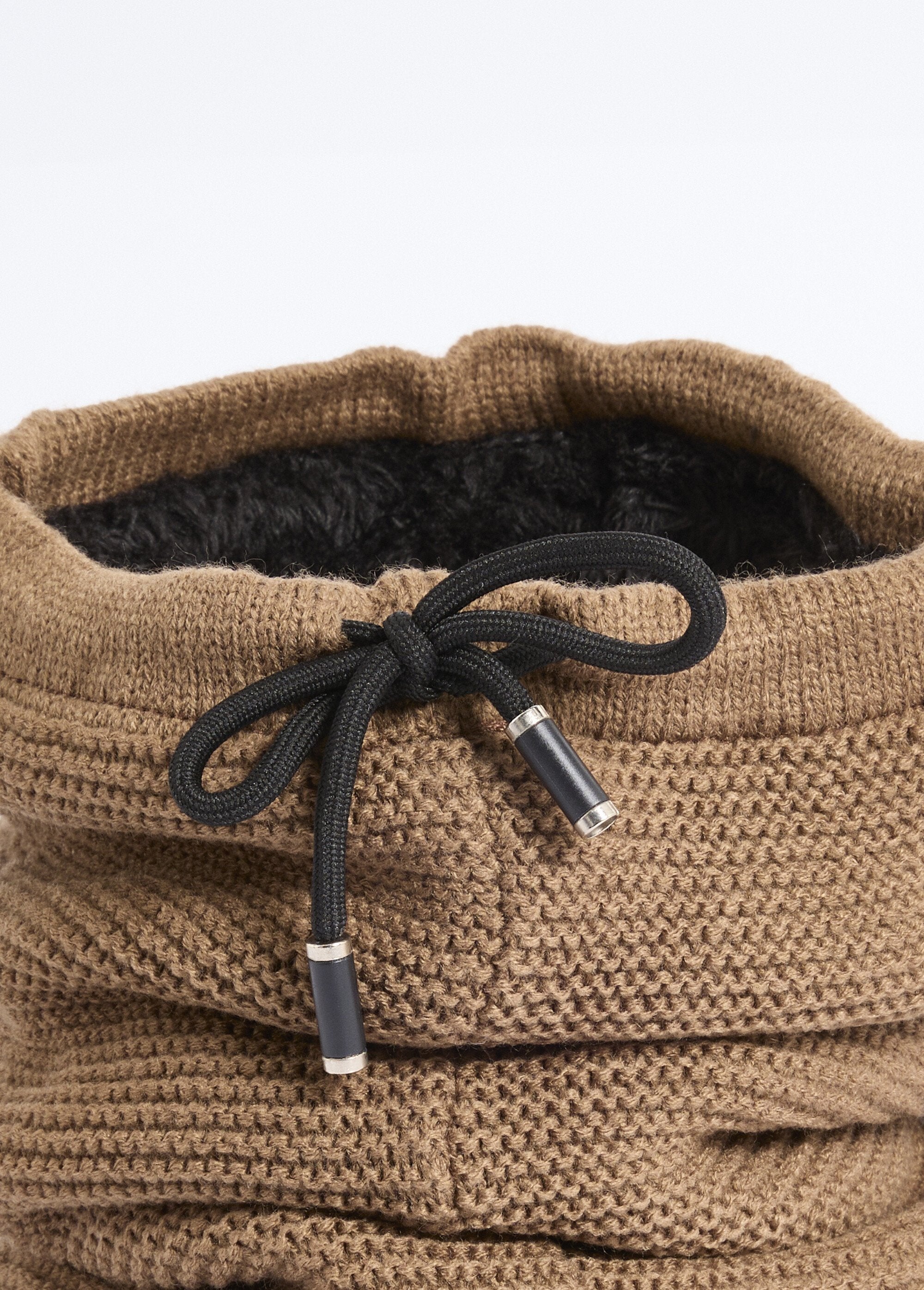 Breiwerk_en_sherpa_choker,_rijststeek_Taupe_DE1_slim