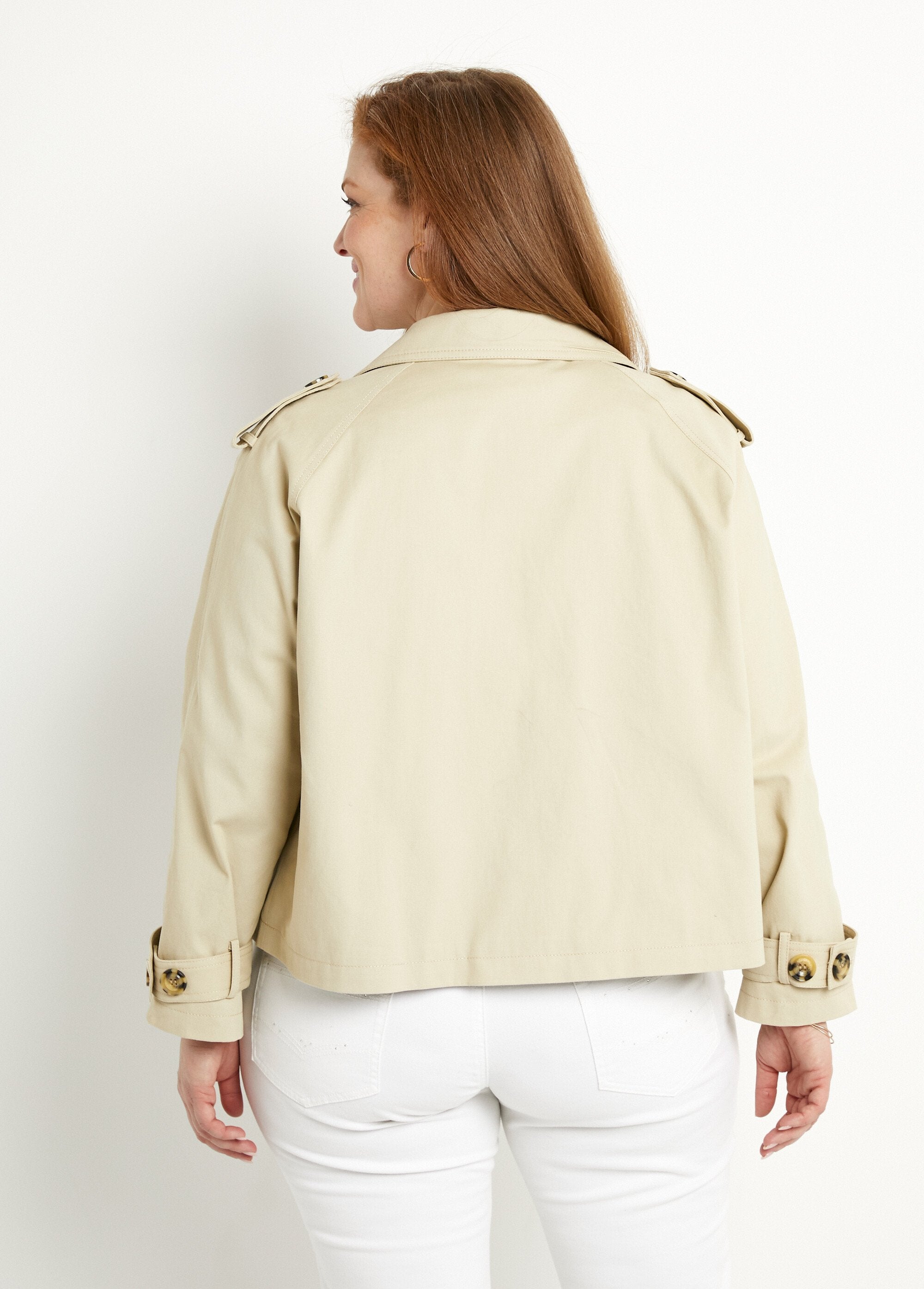 Korte_katoenen_trenchcoat_met_dubbele_rij_knopen_Beige_DO1_curvy