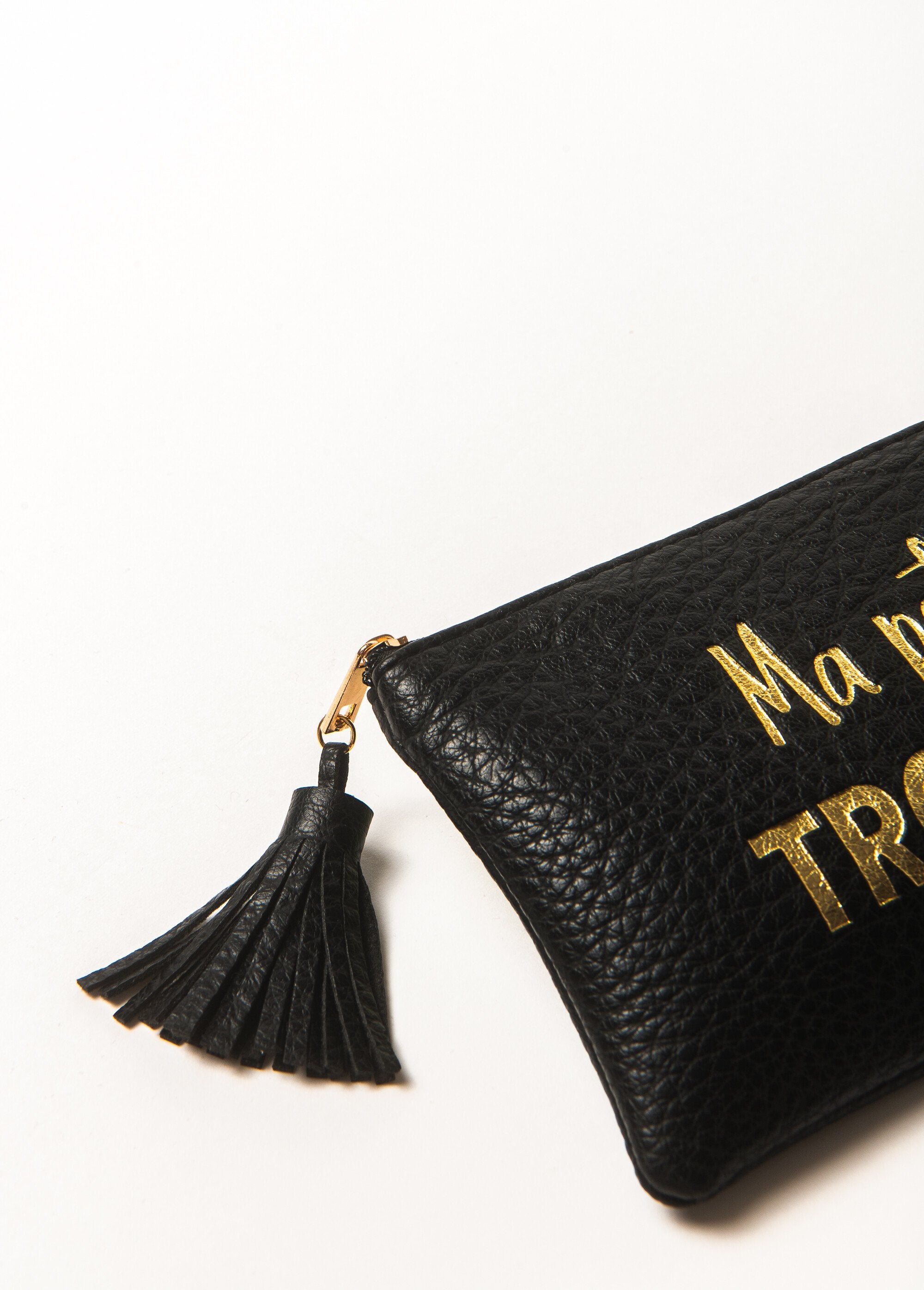 Etui_met_huideffect,_pompom_en_boodschap_Noir_DE2_slim