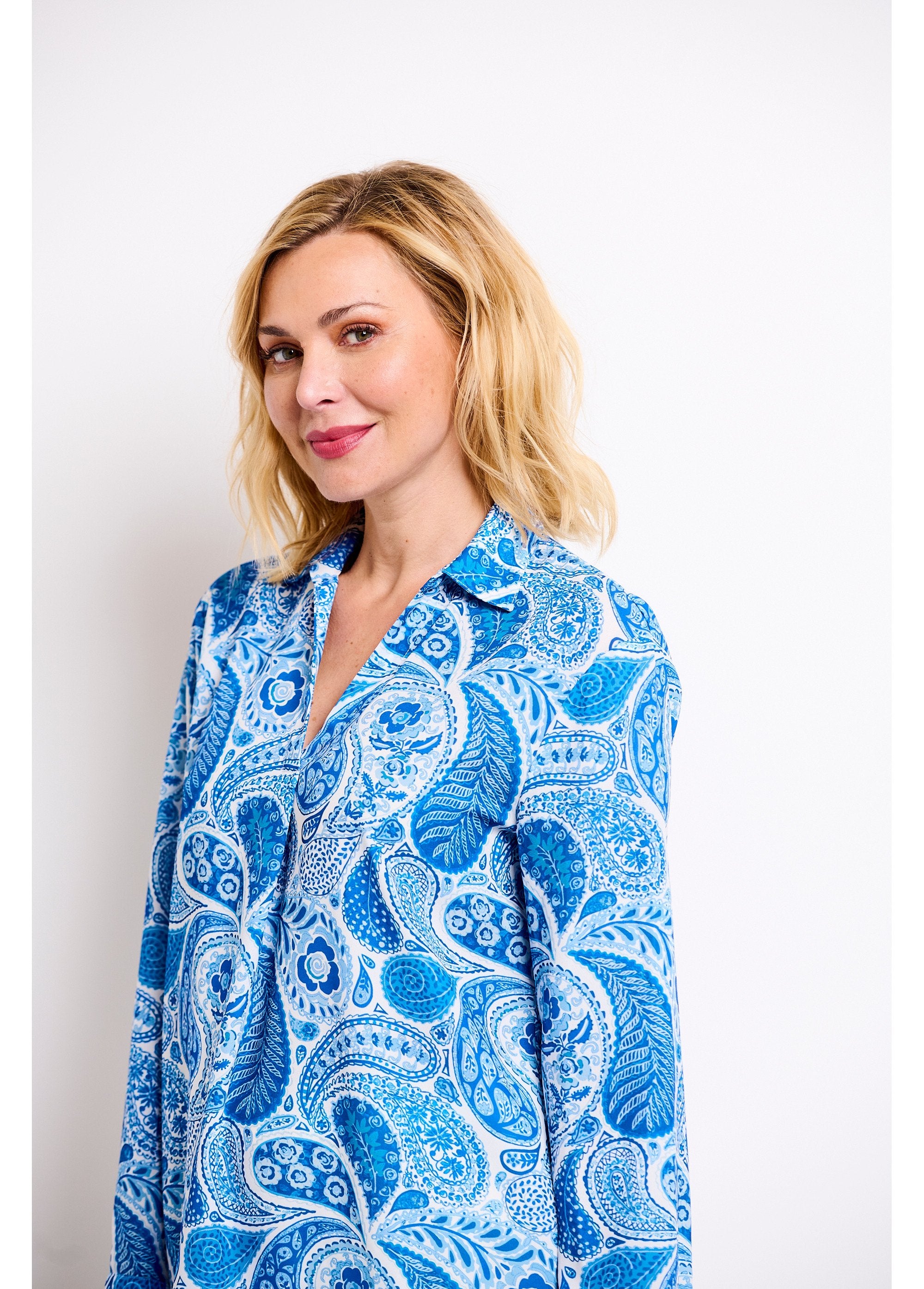 Lange_losvallende_tuniek_met_kasjmierprint_Bleu_et_blanc_DE1_slim