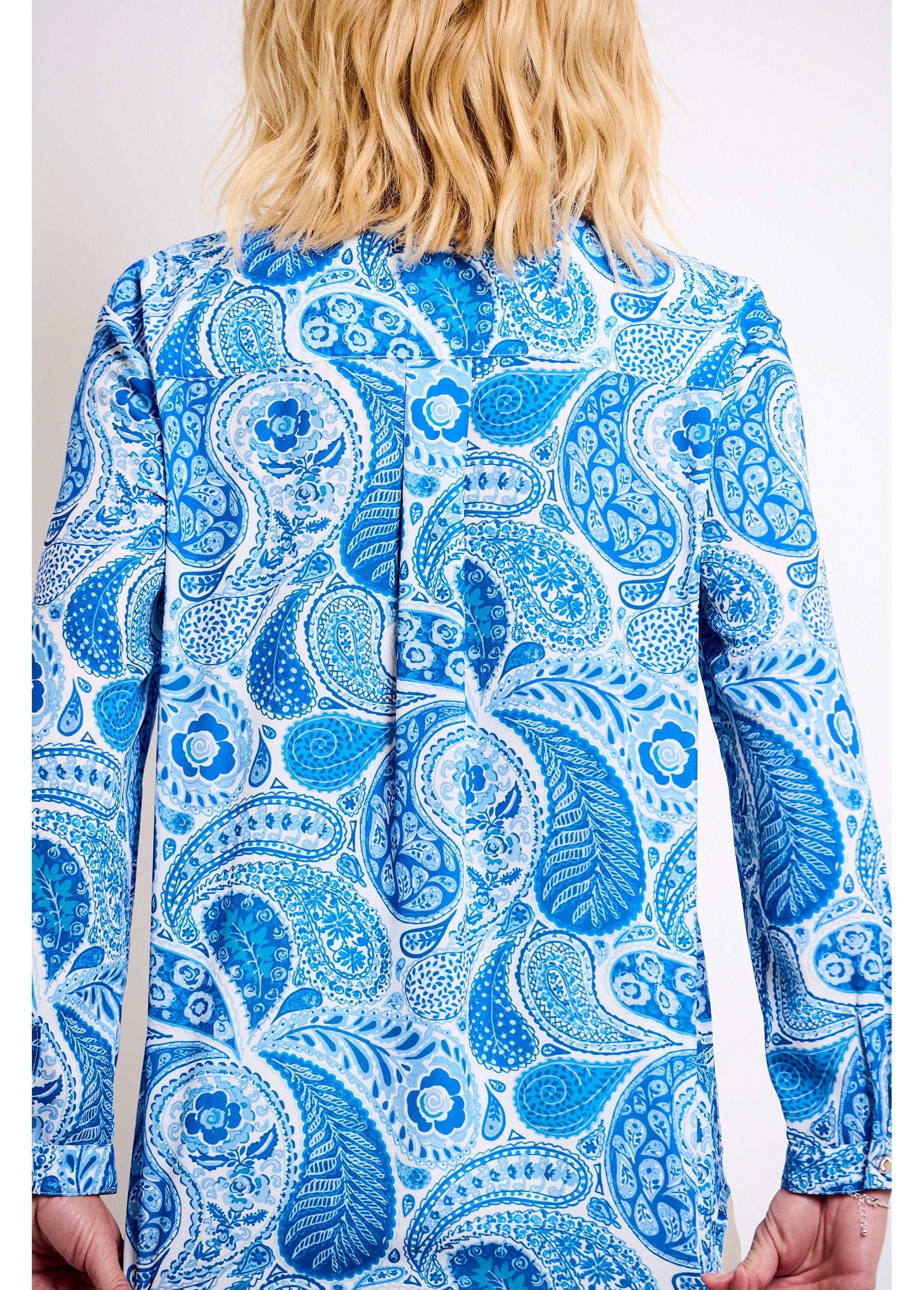 Lange_losvallende_tuniek_met_kasjmierprint_Bleu_et_blanc_DO2_slim