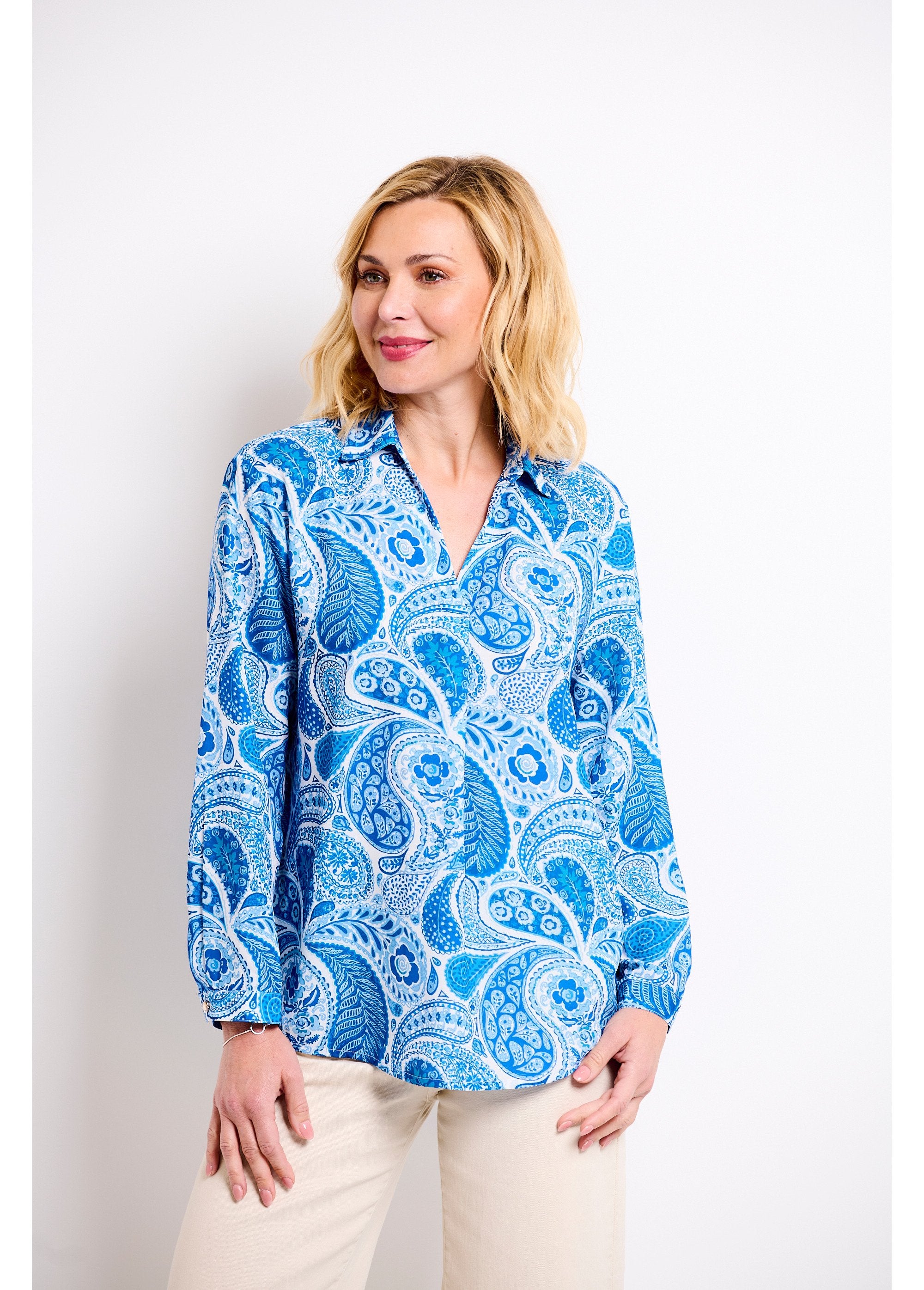 Lange_losvallende_tuniek_met_kasjmierprint_Bleu_et_blanc_FA1_slim