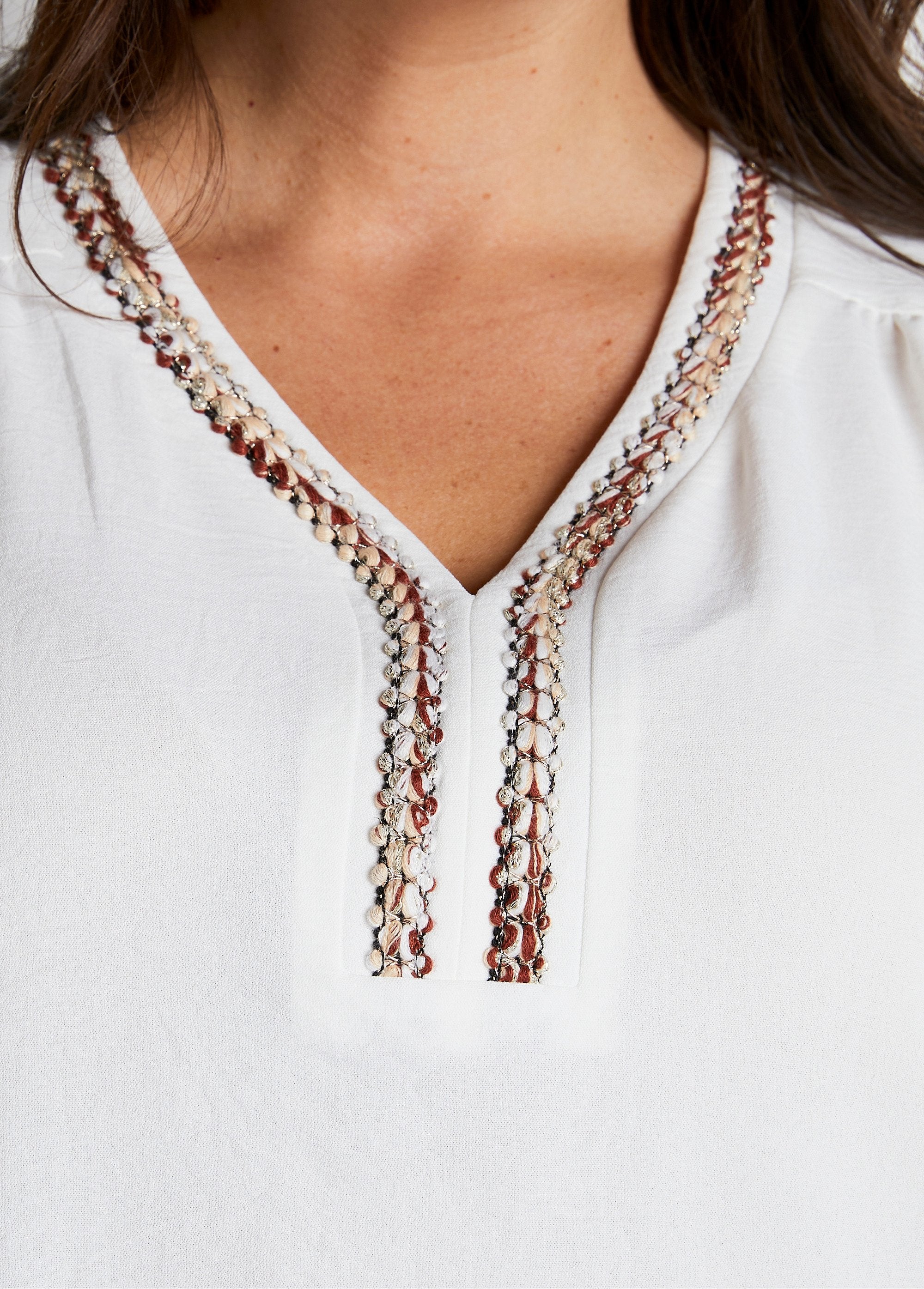 Losvallende_tuniek_van_middellange_lengte_met_vlindermouwen_Ecru_DE2_curvy