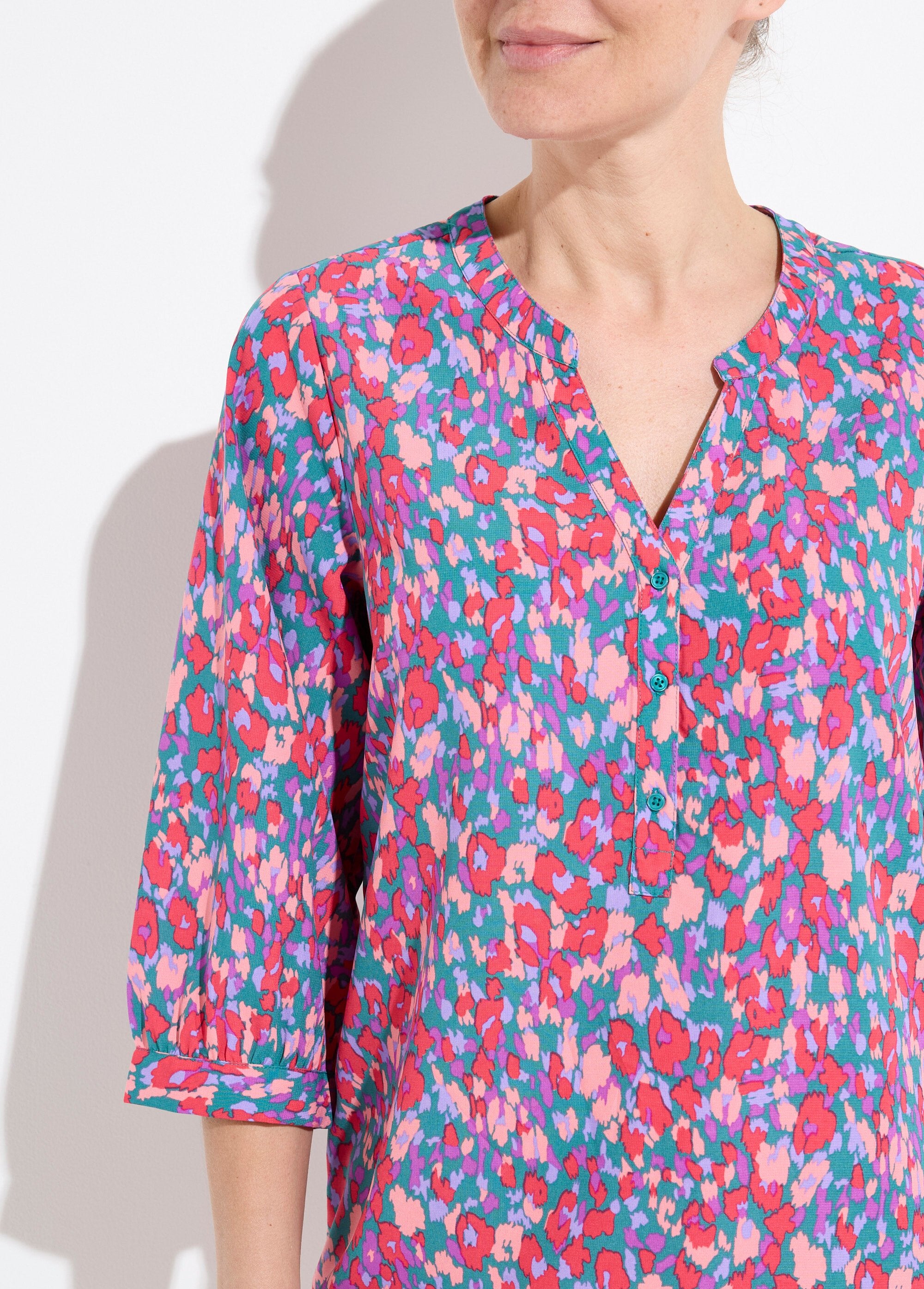 Losvallende_tuniek_met_knoopsluiting,_3/4_mouwen_Vert_et_rose_DE1_slim