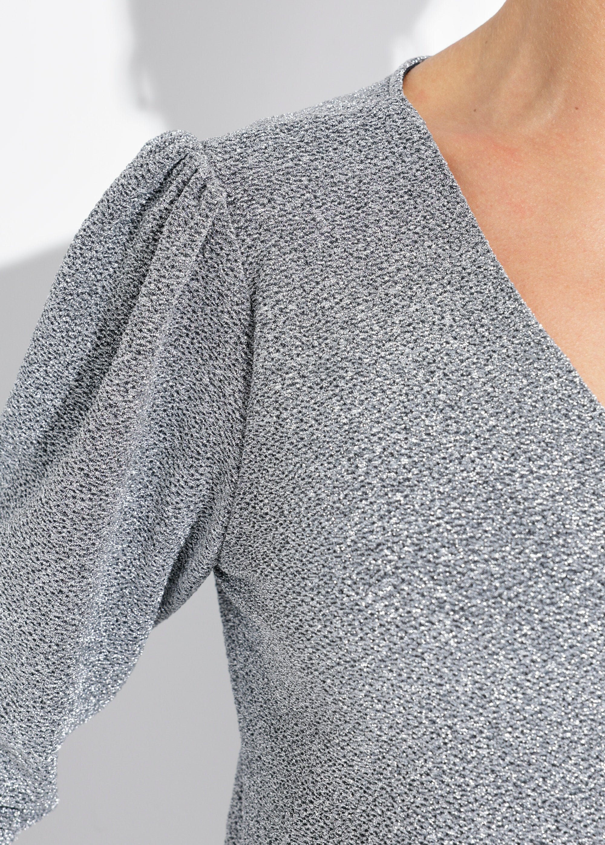 Chique_gebreide_metallic_tuniek_met_V-hals_Argent_DE2_slim