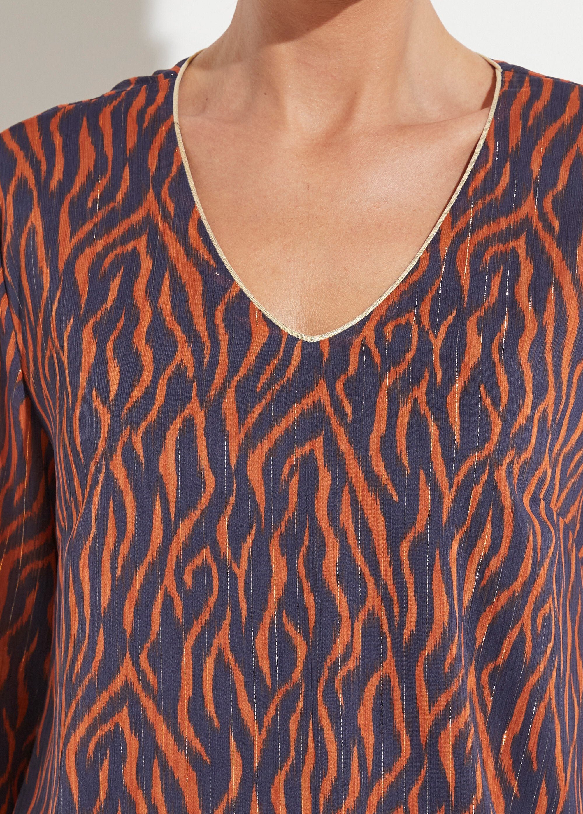 Bedrukte_voile_tuniek_met_V-hals_en_voering_Imprime_marine_DE1_slim