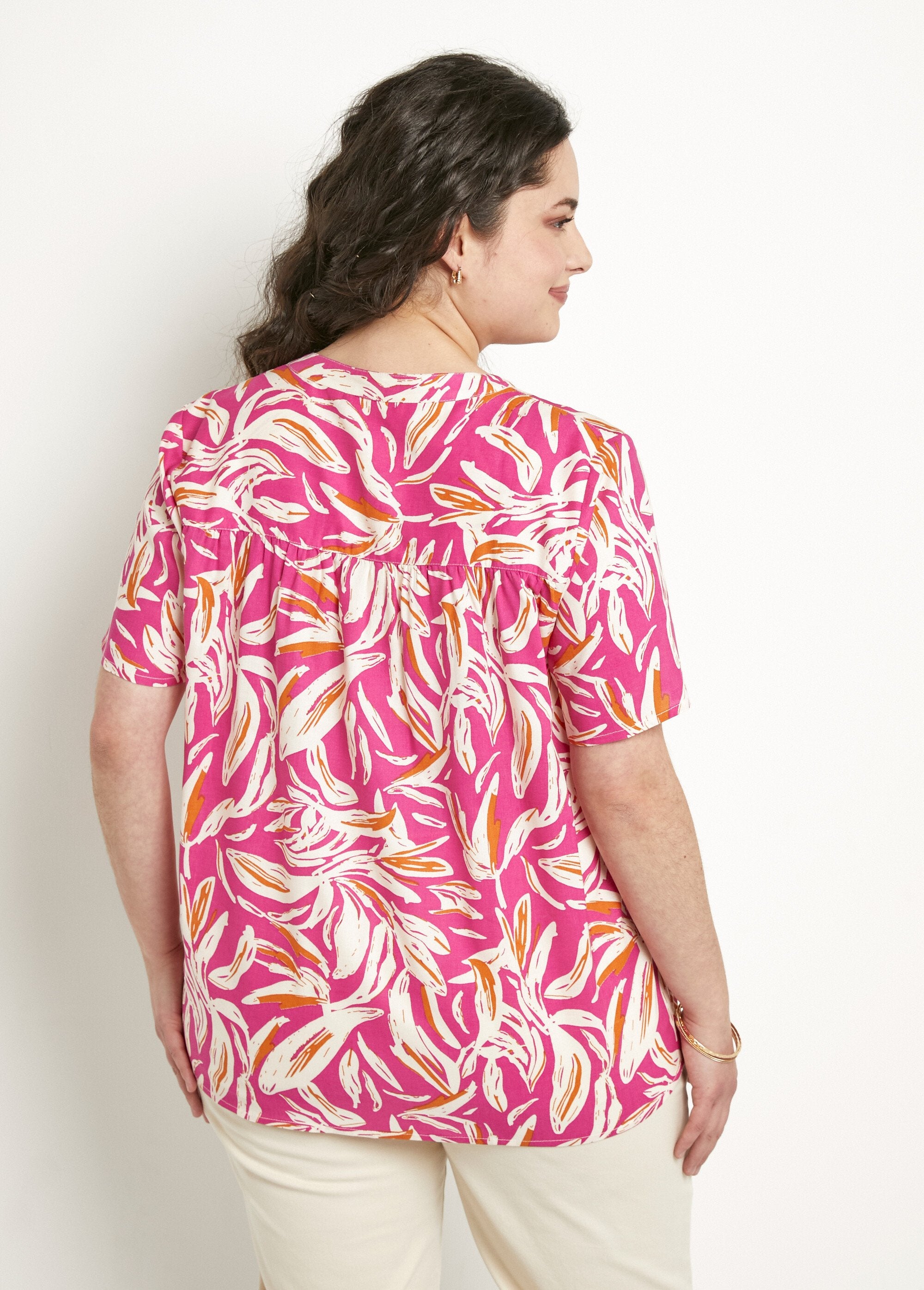 Bedrukte_tuniek_met_V-hals_en_knoopsluiting_Rose_et_blanc_DO1_curvy