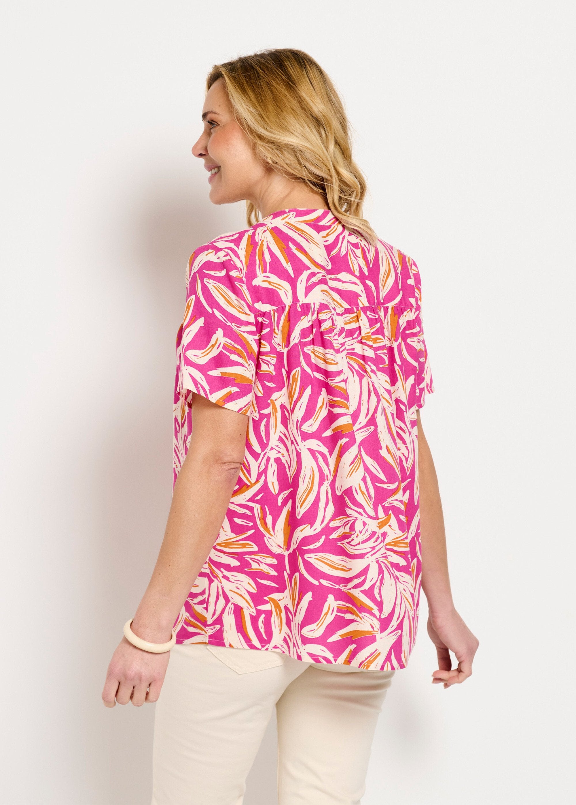 Bedrukte_tuniek_met_V-hals_en_knoopsluiting_Rose_et_blanc_DO1_slim