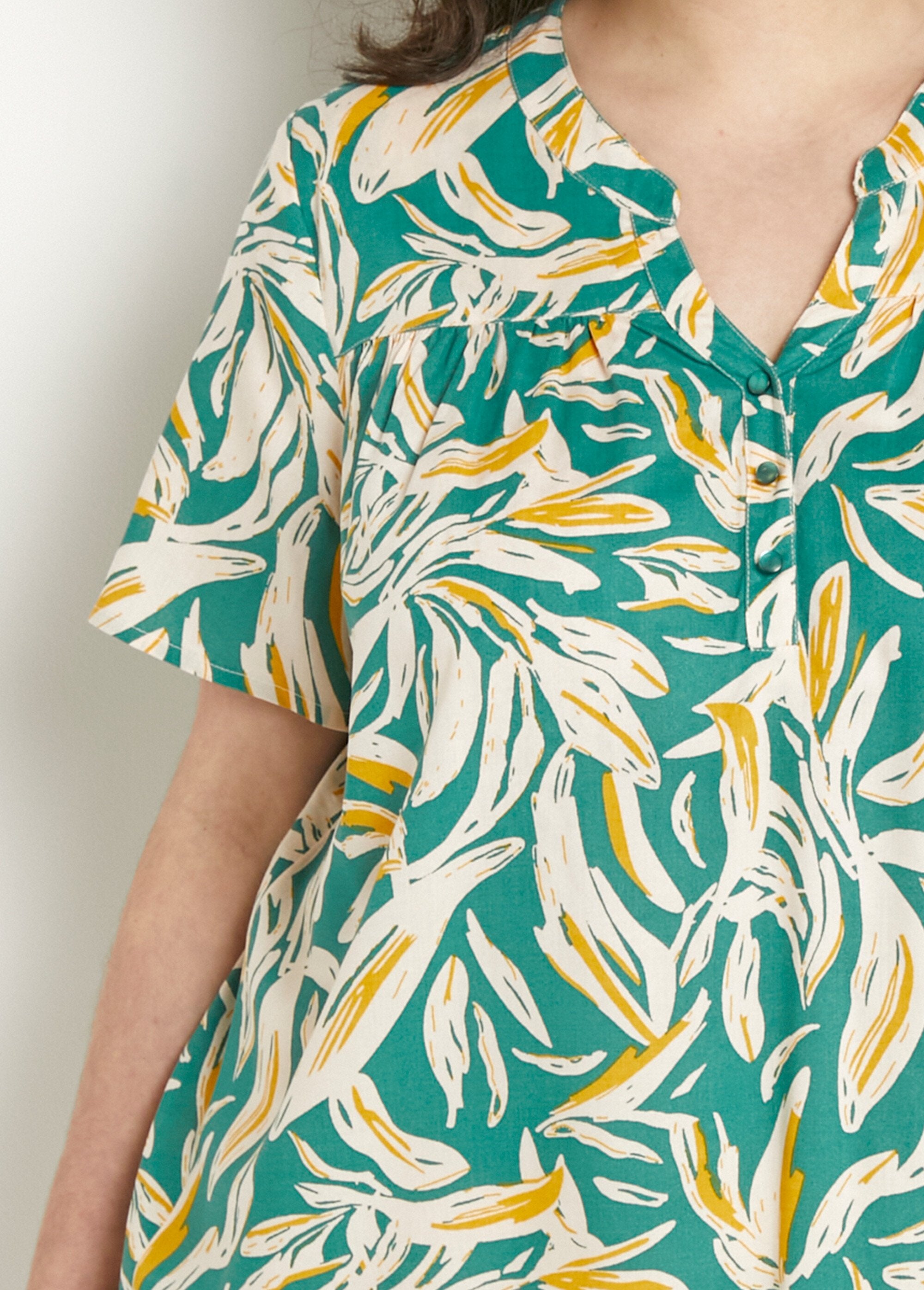 Bedrukte_tuniek_met_V-hals_en_knoopsluiting_Vert_et_blanc_DE1_curvy