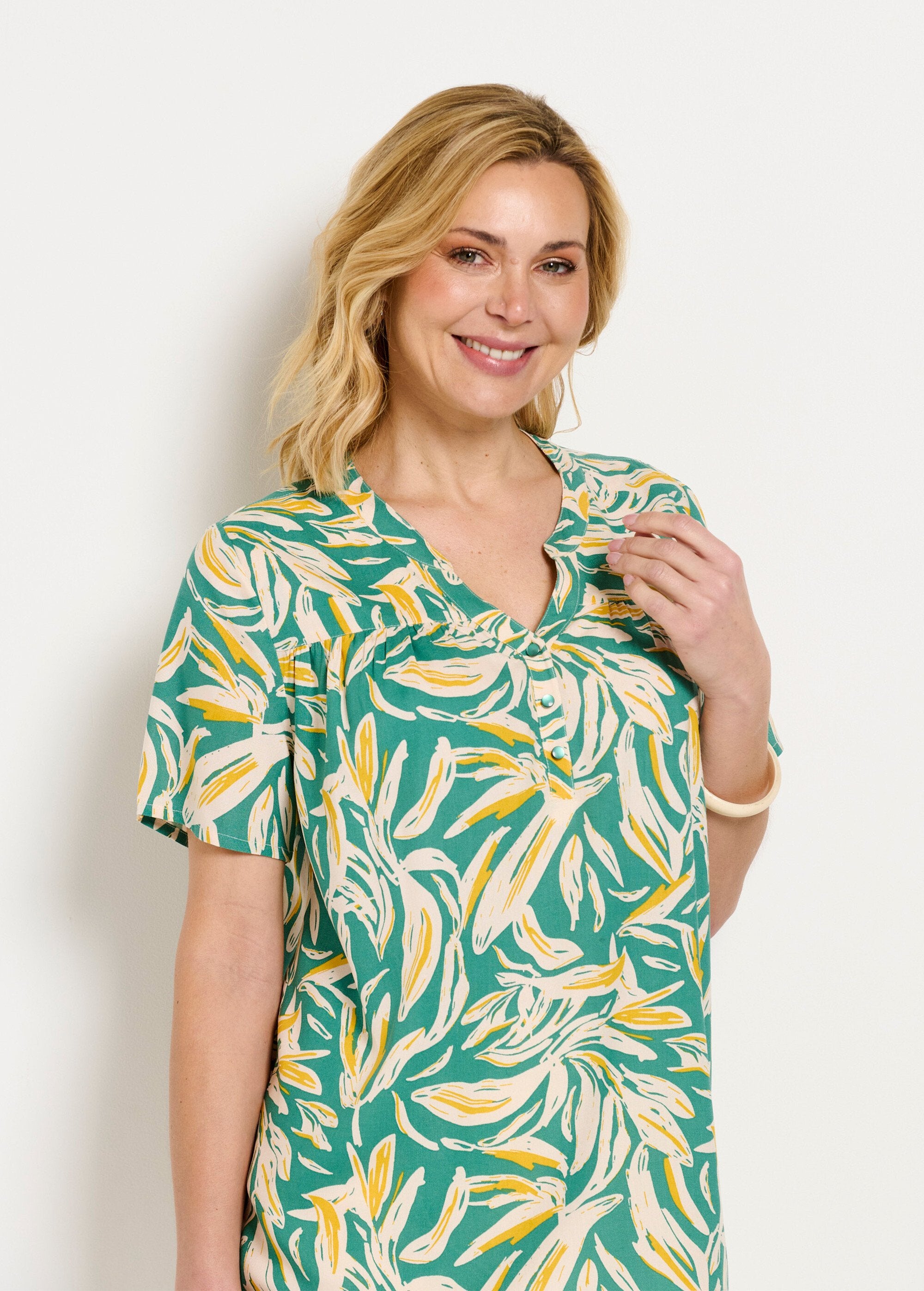 Bedrukte_tuniek_met_V-hals_en_knoopsluiting_Vert_et_blanc_DE1_slim