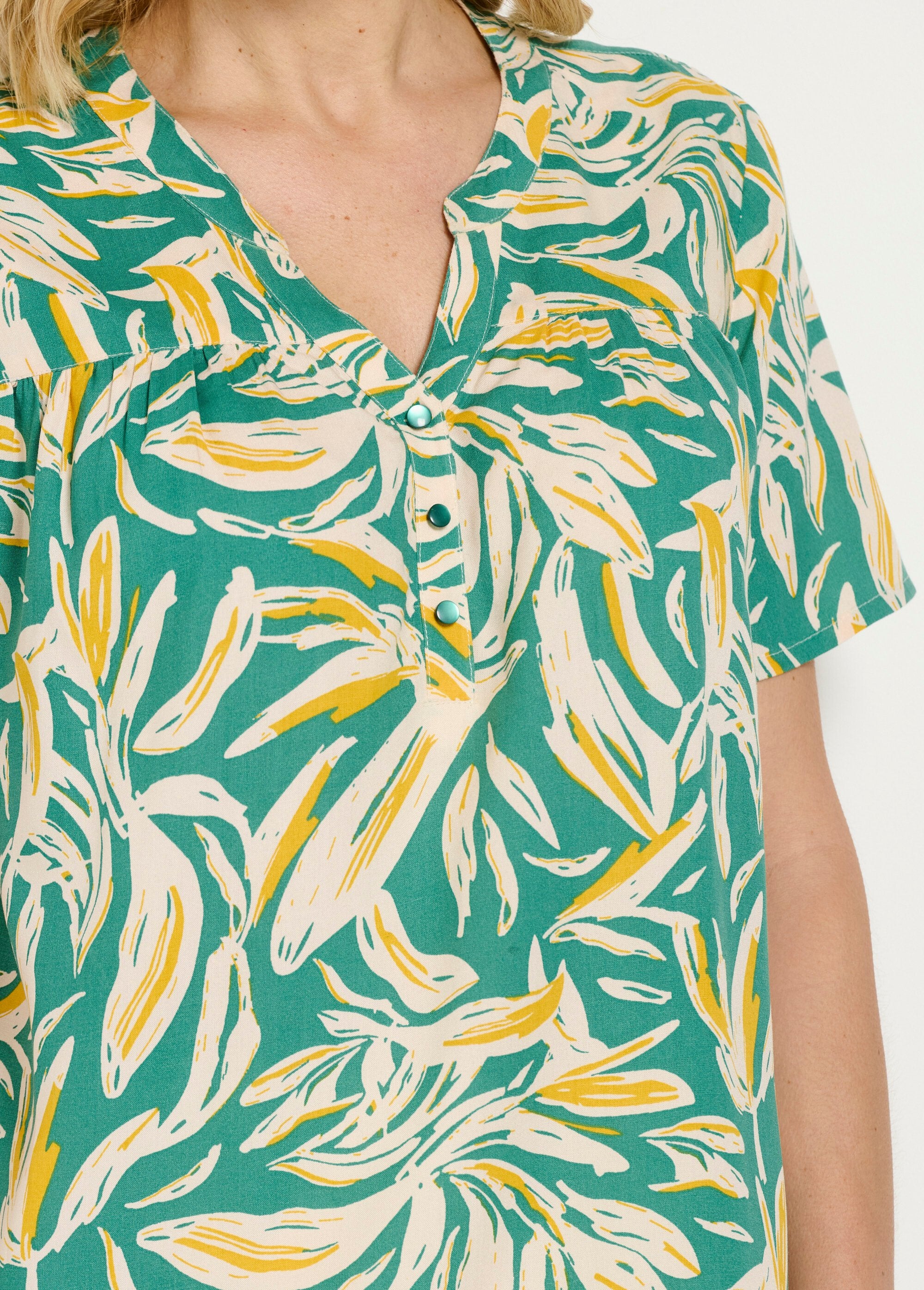 Bedrukte_tuniek_met_V-hals_en_knoopsluiting_Vert_et_blanc_DE2_slim