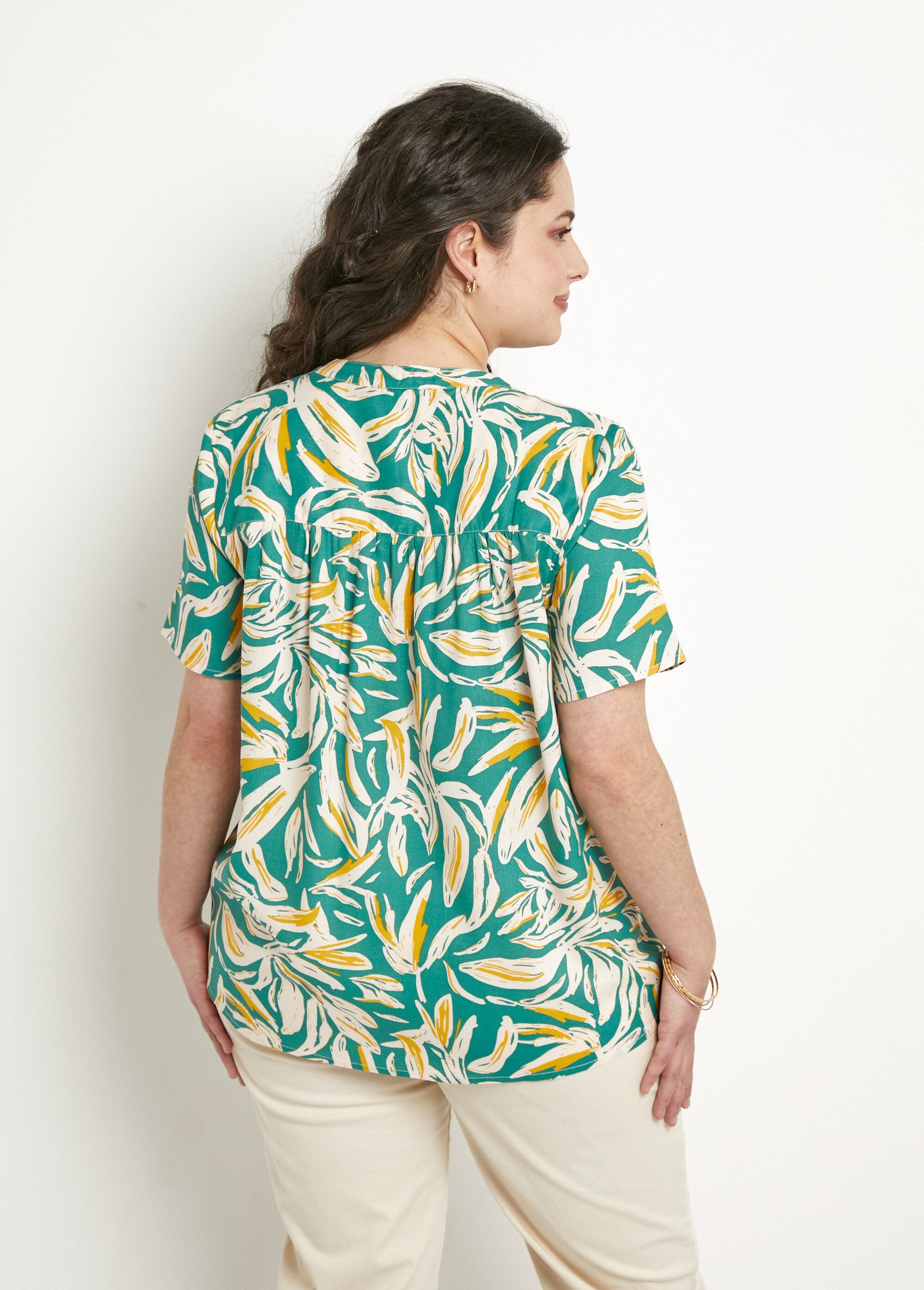 Bedrukte_tuniek_met_V-hals_en_knoopsluiting_Vert_et_blanc_DO1_curvy