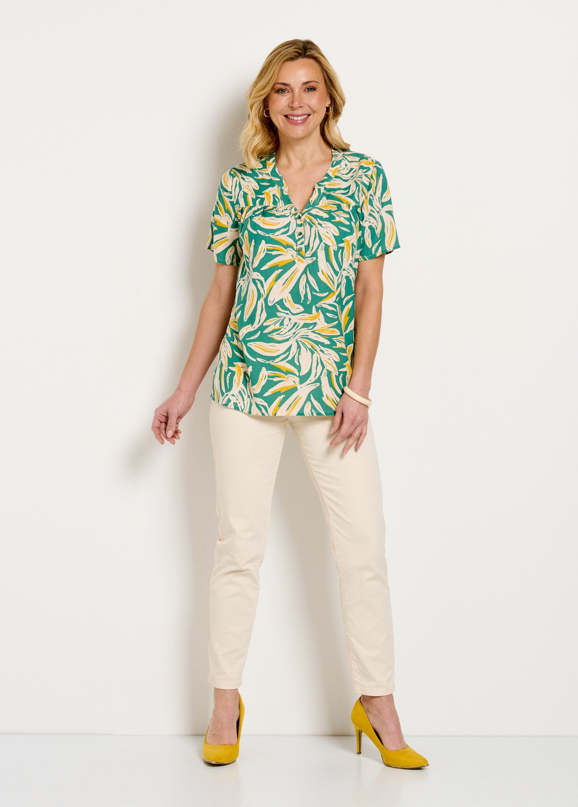 Bedrukte_tuniek_met_V-hals_en_knoopsluiting_Vert_et_blanc_SF1_slim