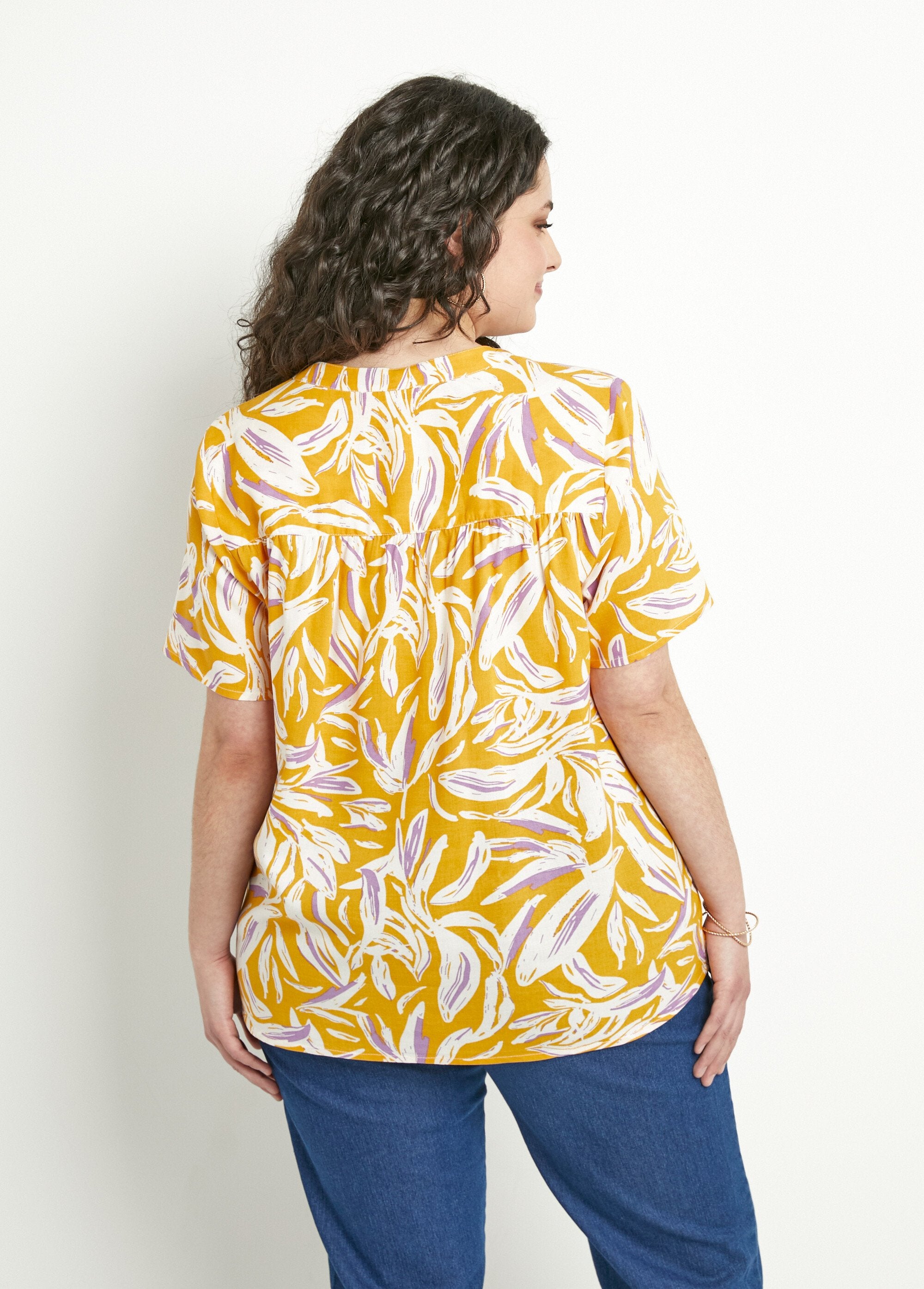 Bedrukte_tuniek_met_V-hals_en_knoopsluiting_Jaune_et_blanc_DO1_curvy