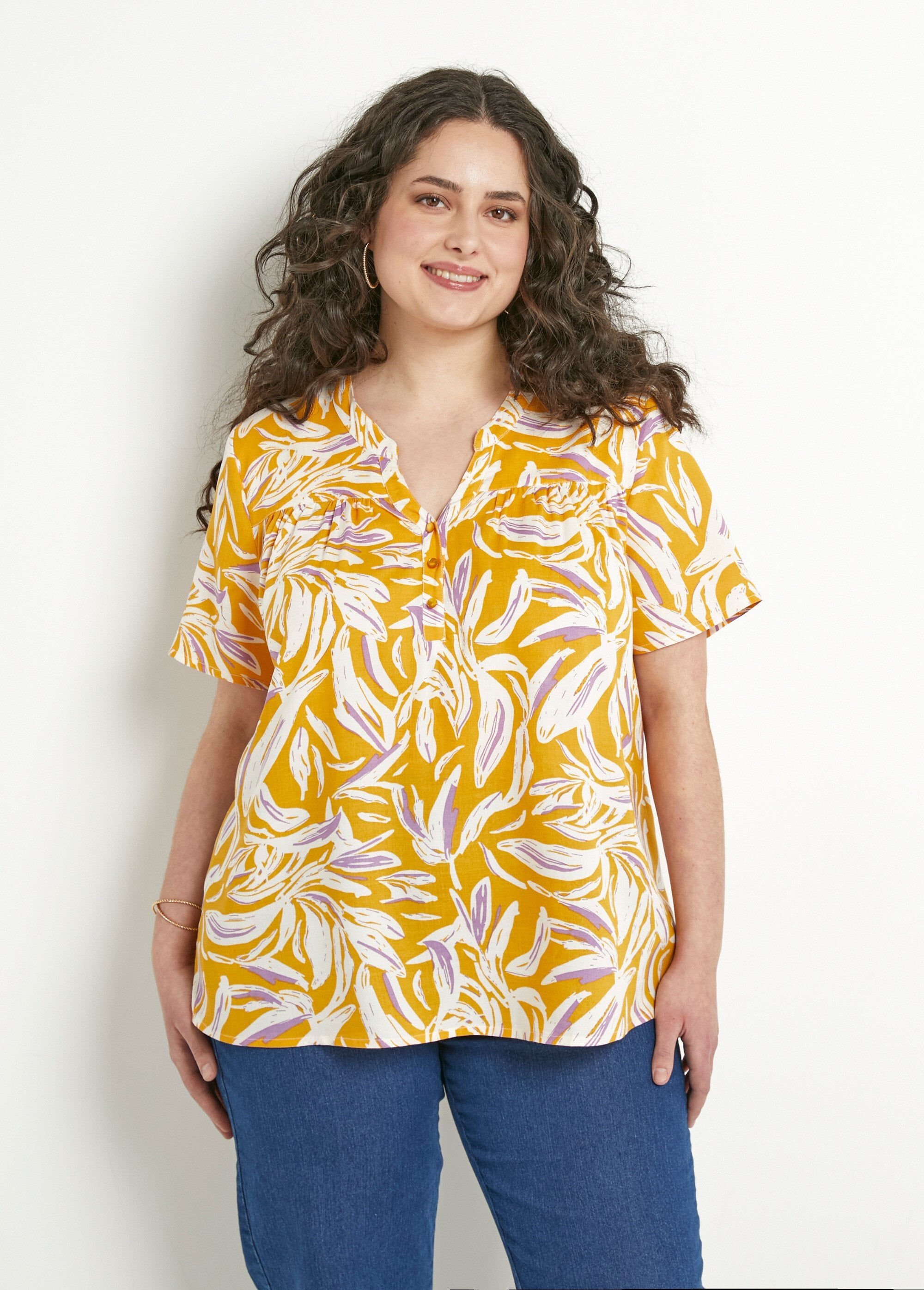Bedrukte_tuniek_met_V-hals_en_knoopsluiting_Jaune_et_blanc_FA1_curvy
