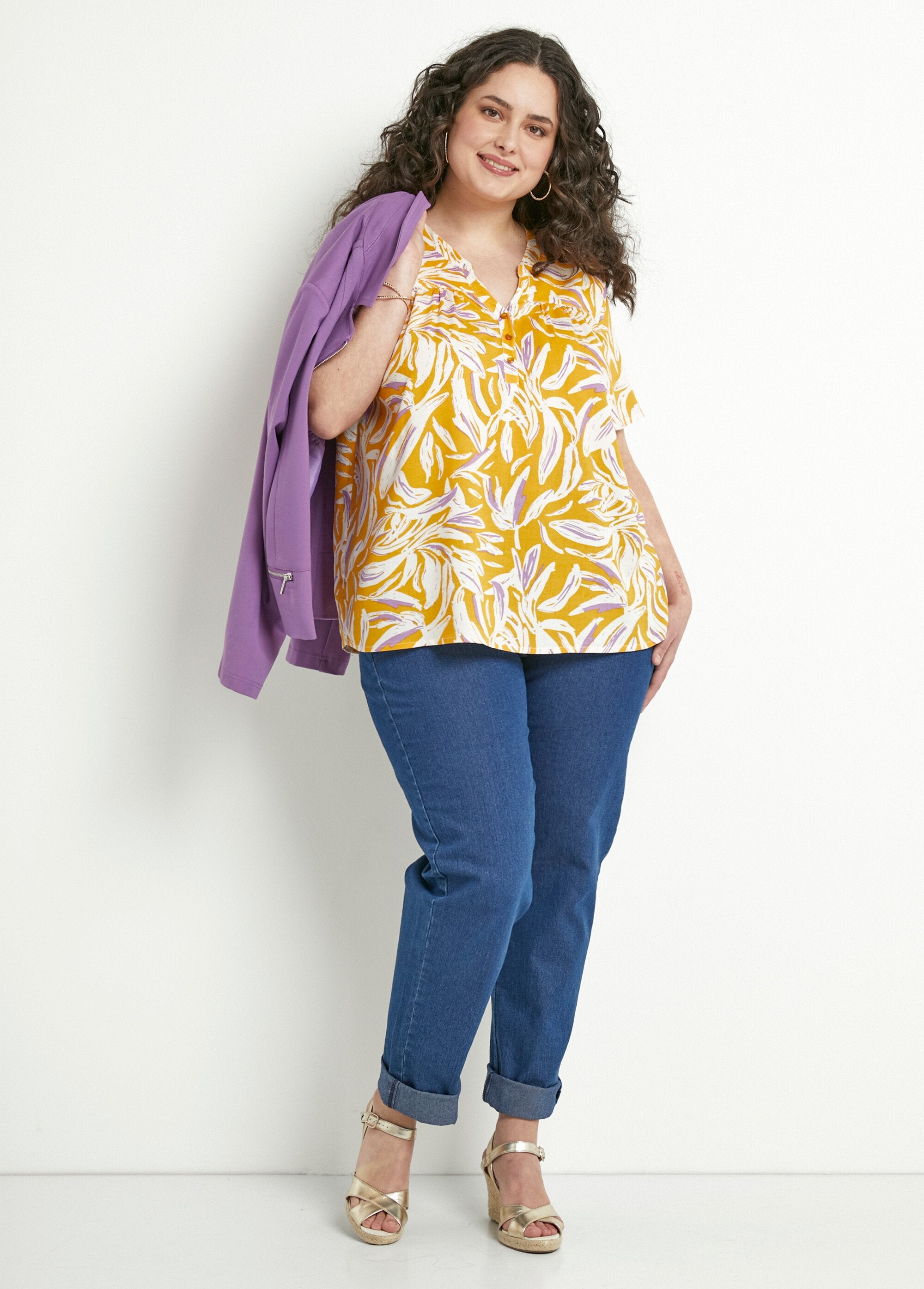 Bedrukte_tuniek_met_V-hals_en_knoopsluiting_Jaune_et_blanc_SF1_curvy
