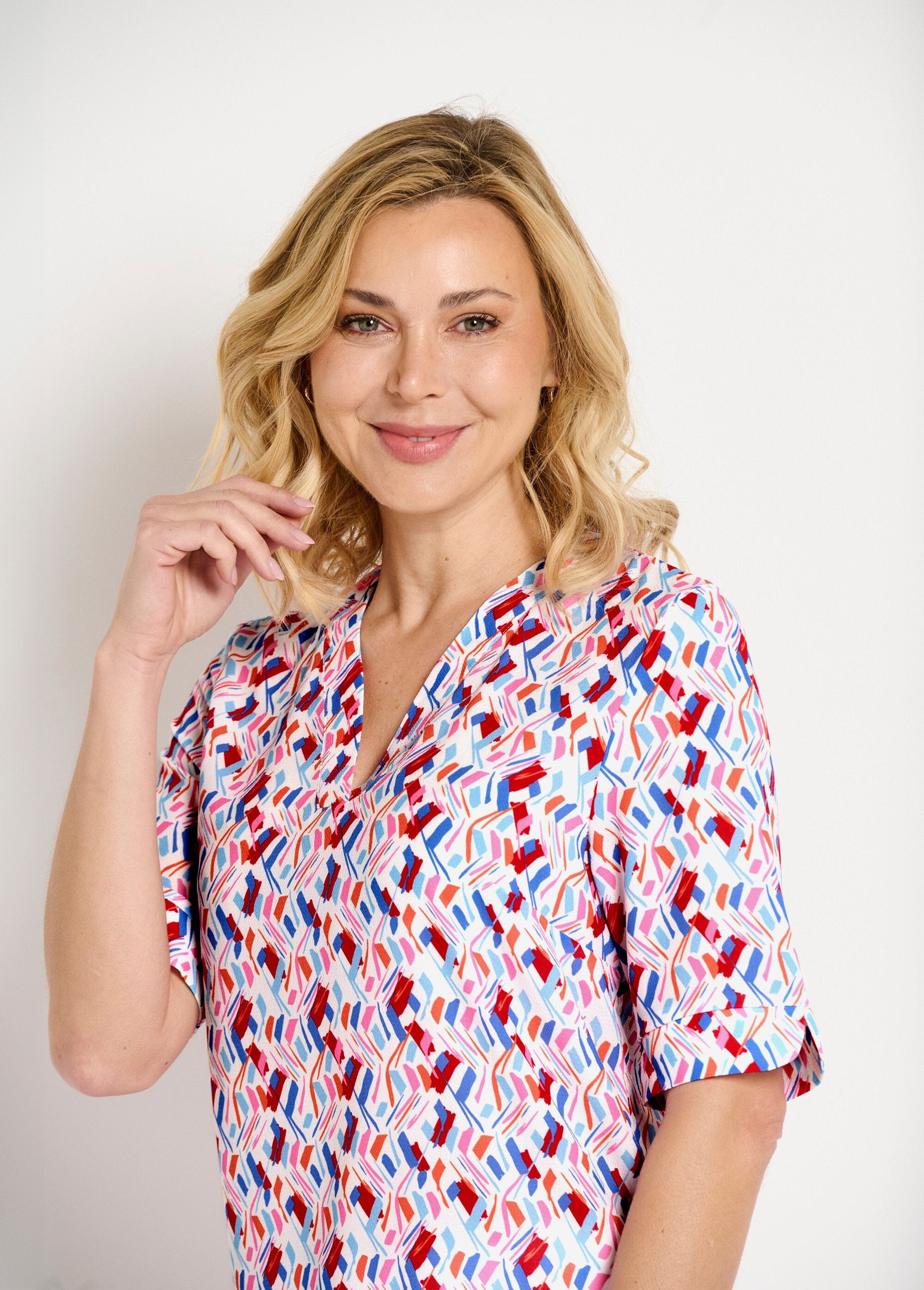 Bedrukte_rechte_V-hals_tuniek_met_korte_mouwen_Bleu_et_rose_DE1_slim