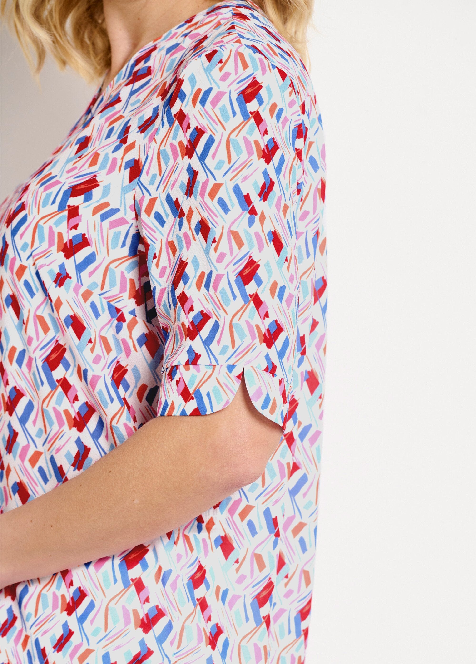 Bedrukte_rechte_V-hals_tuniek_met_korte_mouwen_Bleu_et_rose_DE2_slim