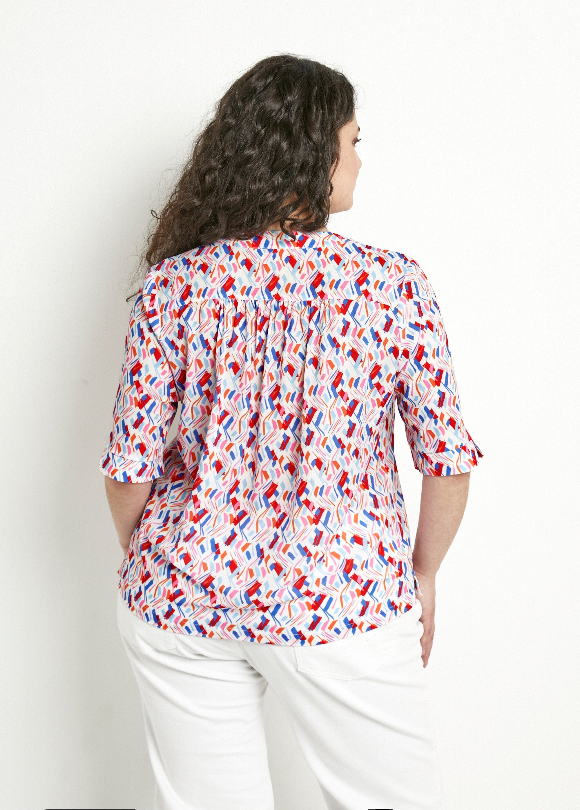 Bedrukte_rechte_V-hals_tuniek_met_korte_mouwen_Bleu_et_rose_DO1_curvy
