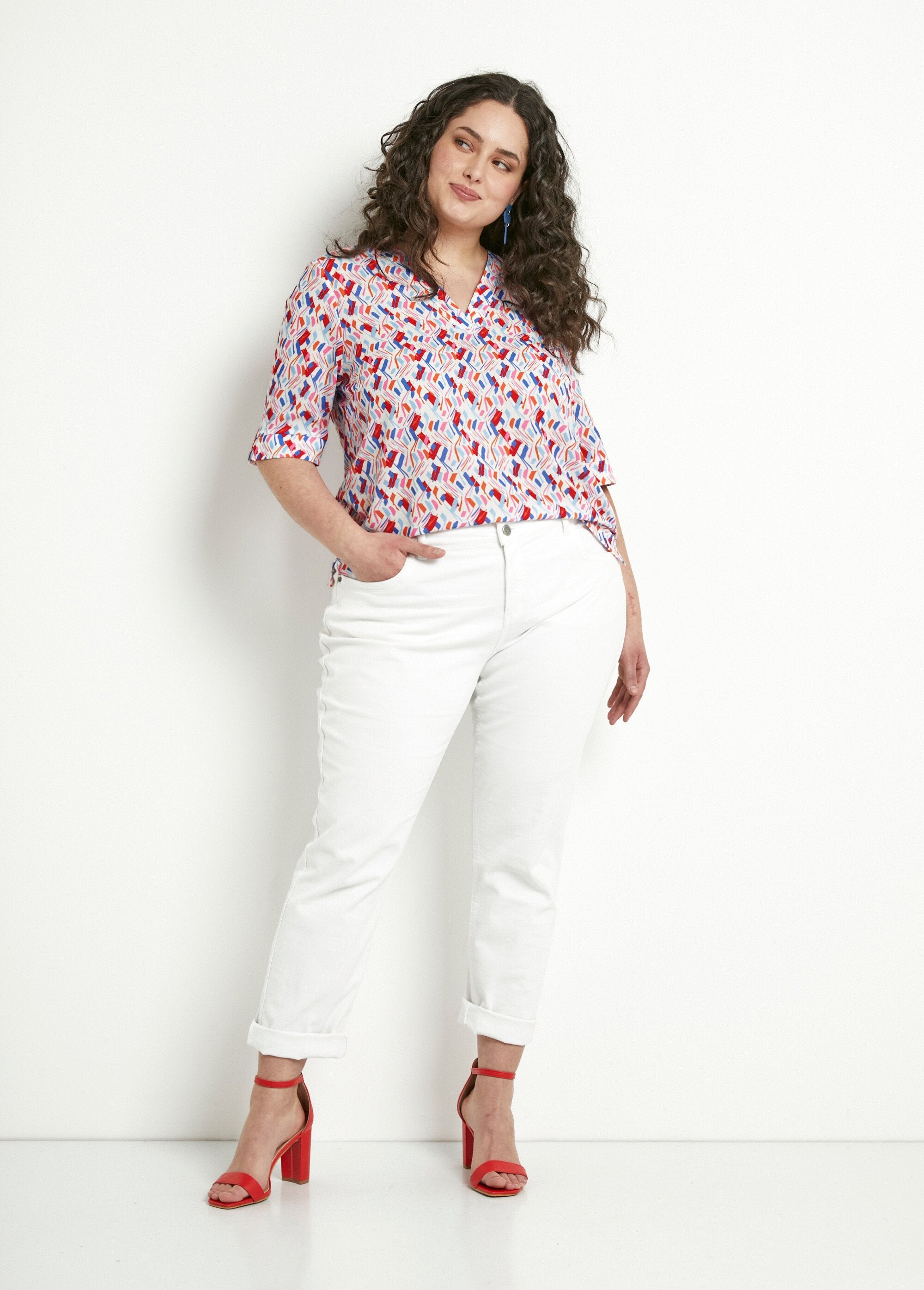 Bedrukte_rechte_V-hals_tuniek_met_korte_mouwen_Bleu_et_rose_SF1_curvy