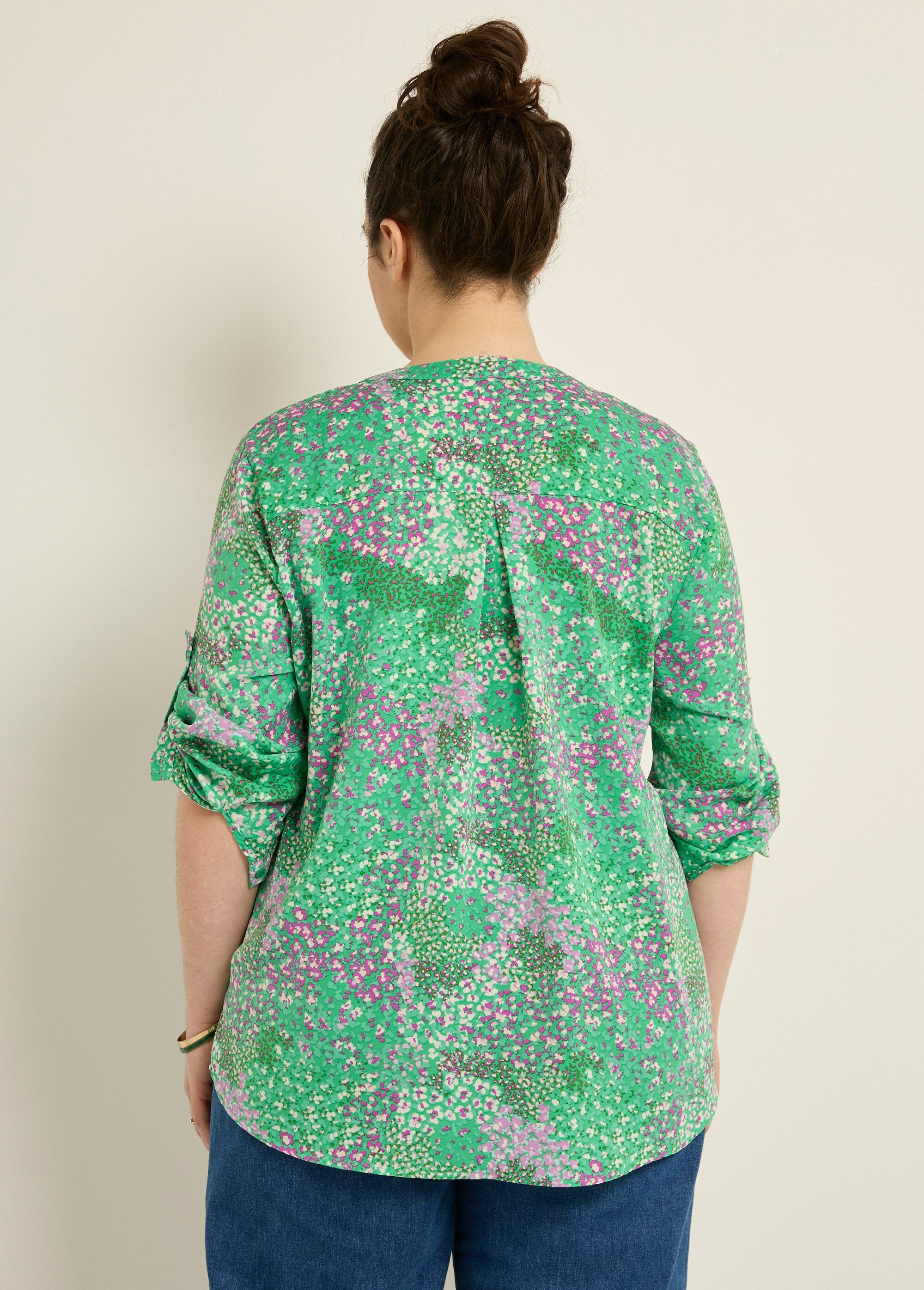 Gebloemde_V-hals_tuniek_met_lange_mouwen_Vert_imprime_DO1_curvy