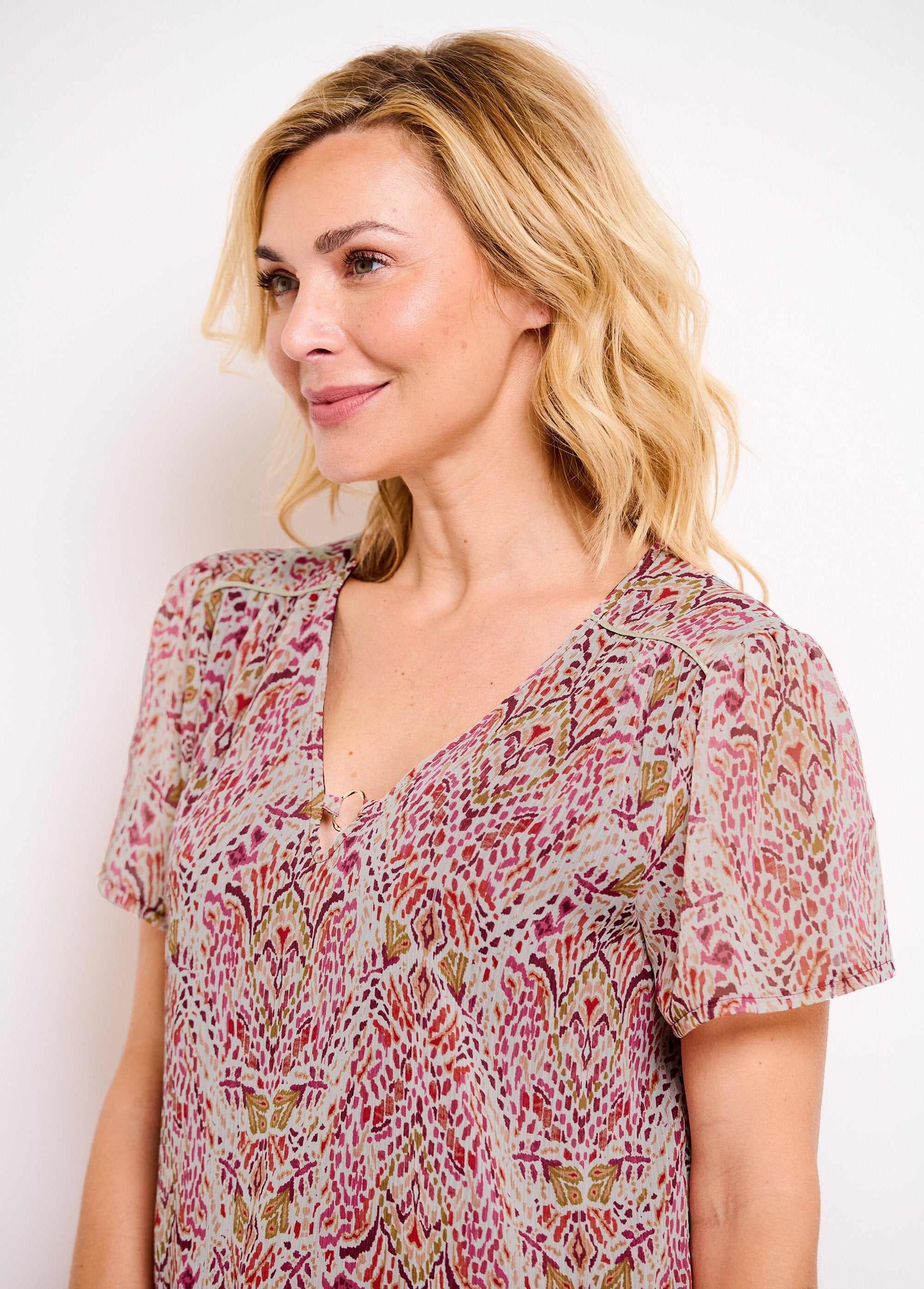 Lange_tuniek_met_V-hals_in_voile_met_etnische_print_Rose_et_blanc_DE1_slim