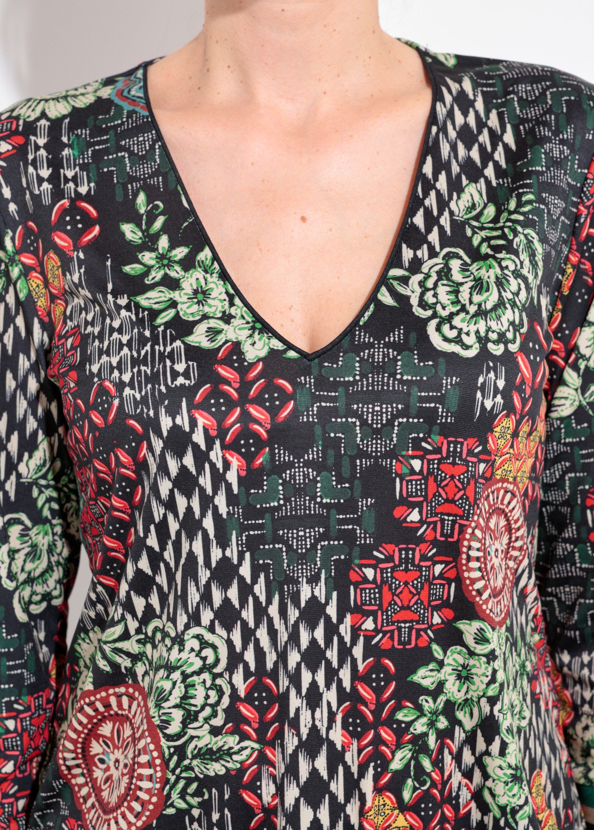 Tuniek_met_V-hals_en_geribde_zoom_Vert_et_orange_DE1_slim