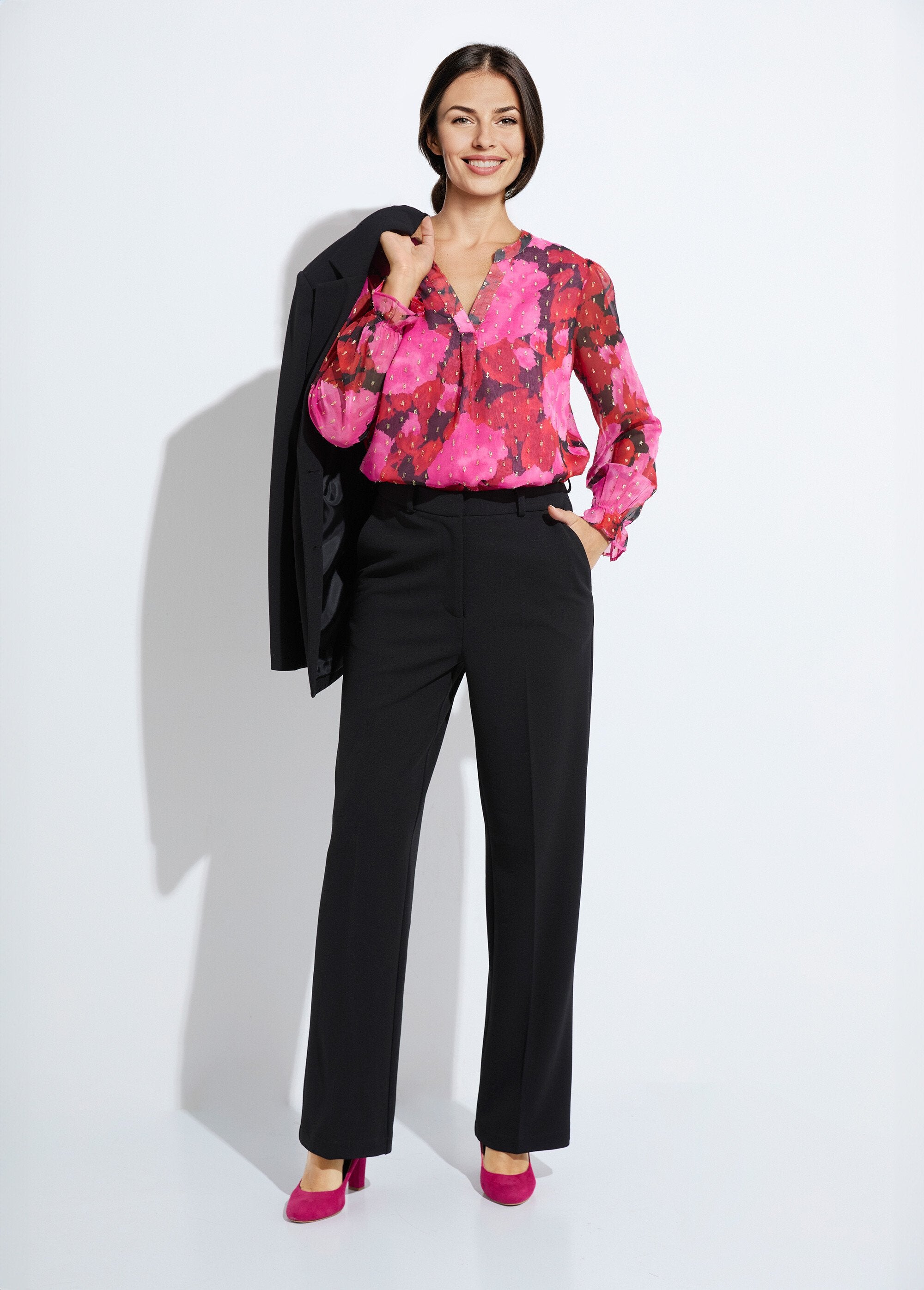 Bedrukte_voile_tuniek_met_V-hals_en_gouden_motieven_Rouge_et_noir_SF1_slim