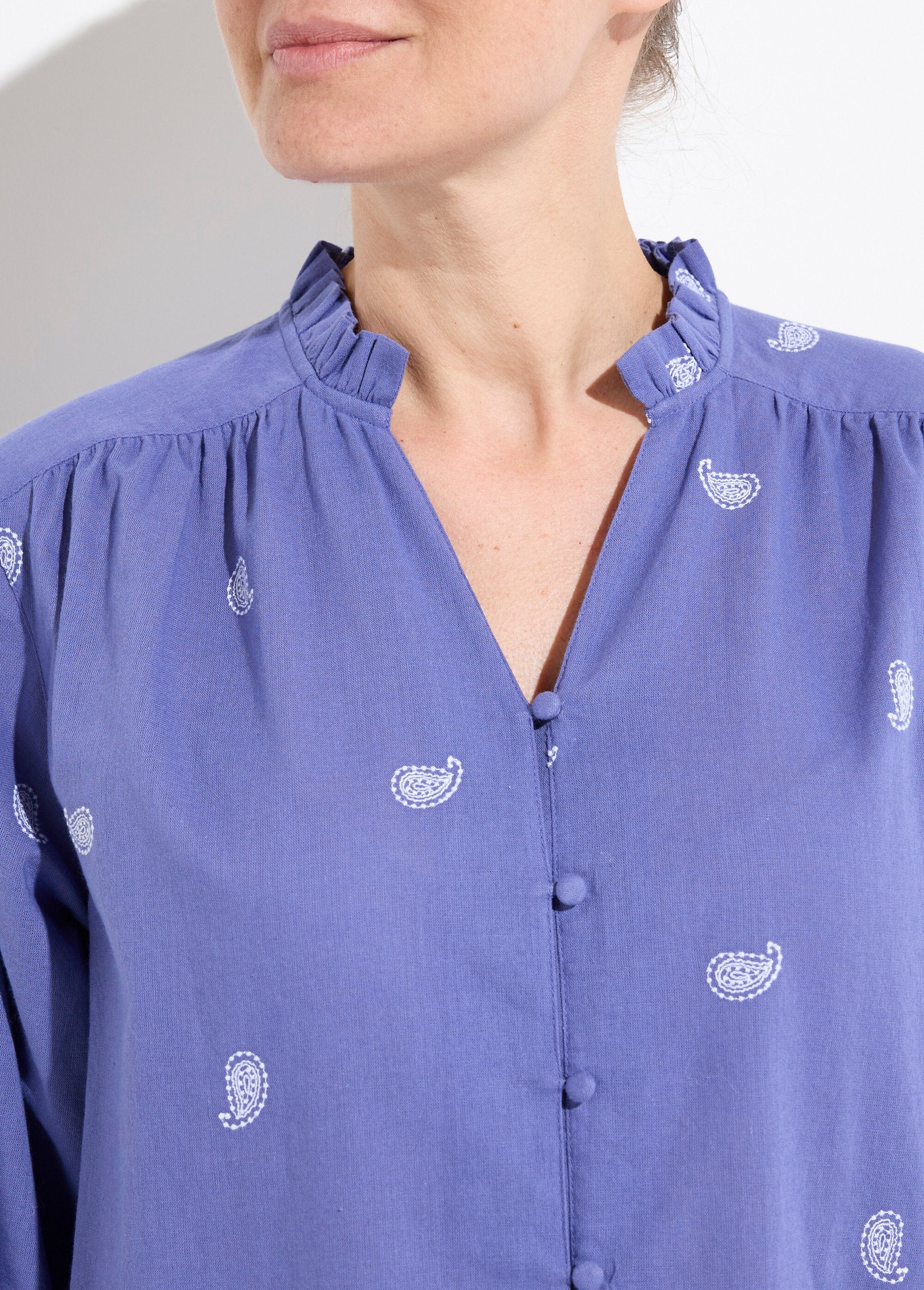 Geborduurde_katoenen_tuniek_van_gaas_met_ruches_aan_de_kraag_Bleu_et_blanc_DE1_slim