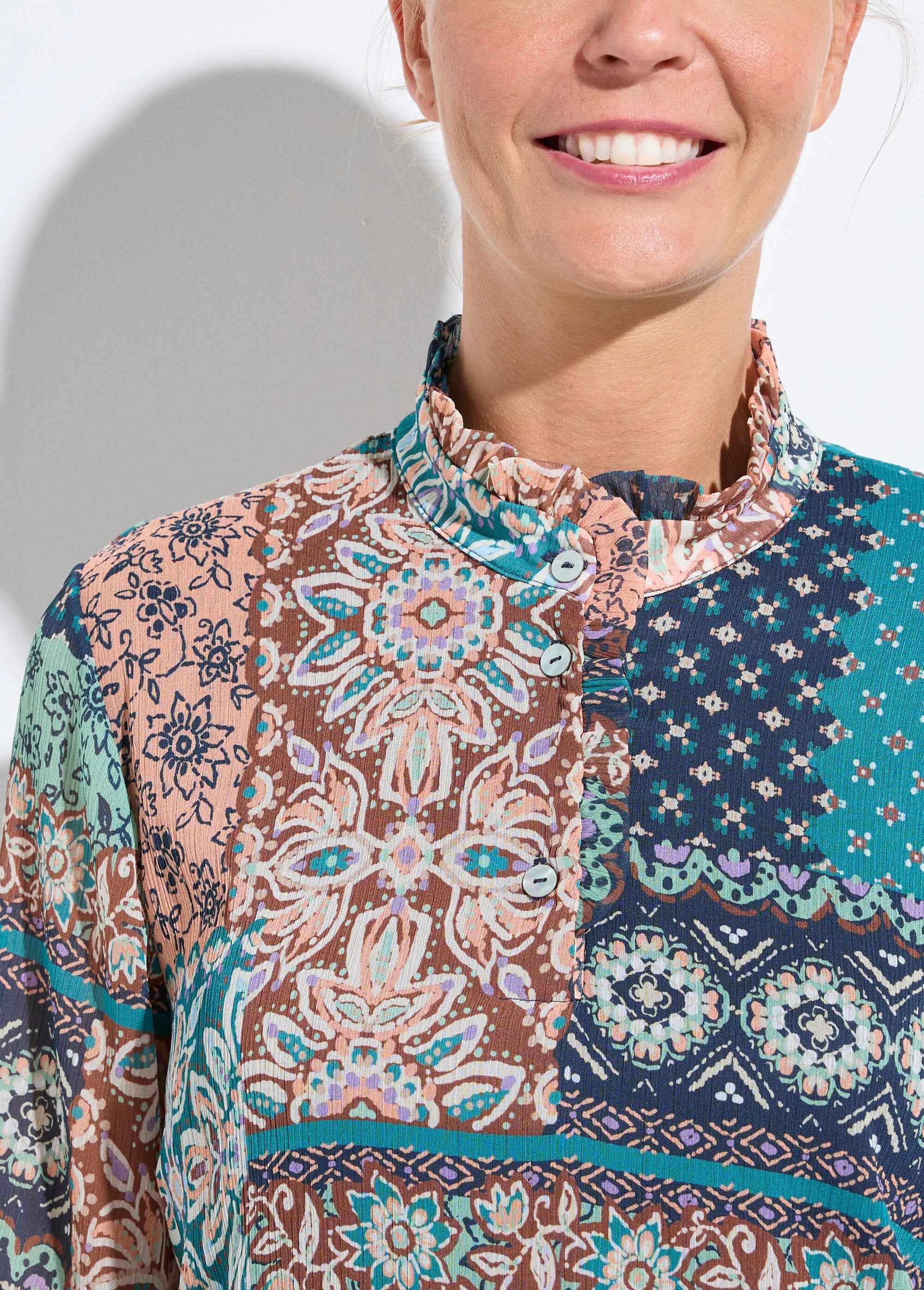 Tuniek_met_kraag_met_ruches_in_crêpe_voile_met_patchworkprint_Vert_et_ecru_DE1_slim