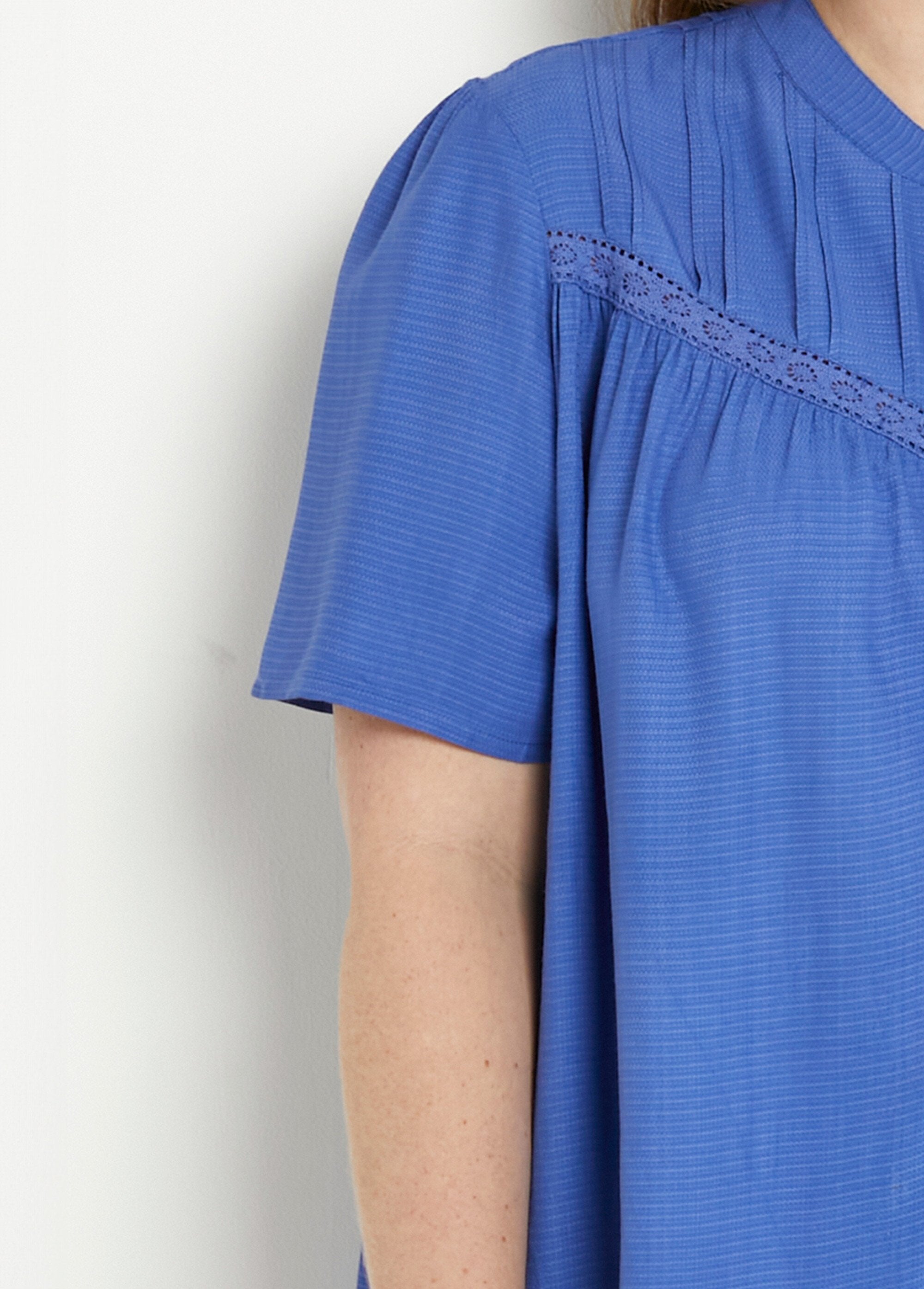 Bedrukte_tuniek_met_vleermuismouwen_Bleu_DE1_curvy