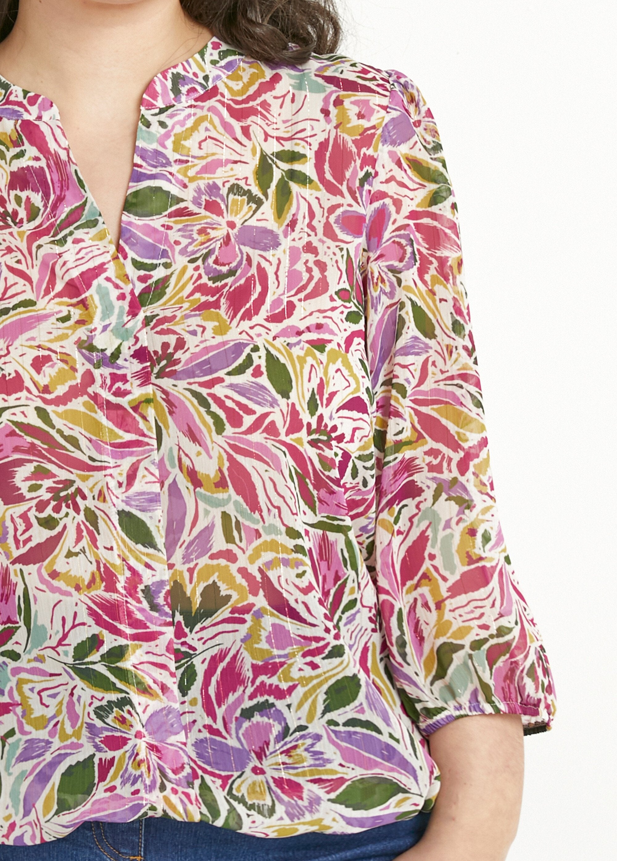 Lange_blousante_tuniek_met_V-hals_in_glanzende_bloemenvoile_Multicolore_DE1_curvy